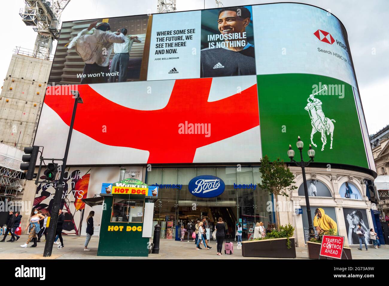 Londres, Royaume-Uni. 10 juillet 2021. Le célèbre monument de Piccadilly Circus, situé dans le centre de Londres, a vu des publicités pour Coca Cola qui arborent le drapeau de St. George et les mots « amenez-le chez vous en Angleterre ». Crédit : SOPA Images Limited/Alamy Live News Banque D'Images