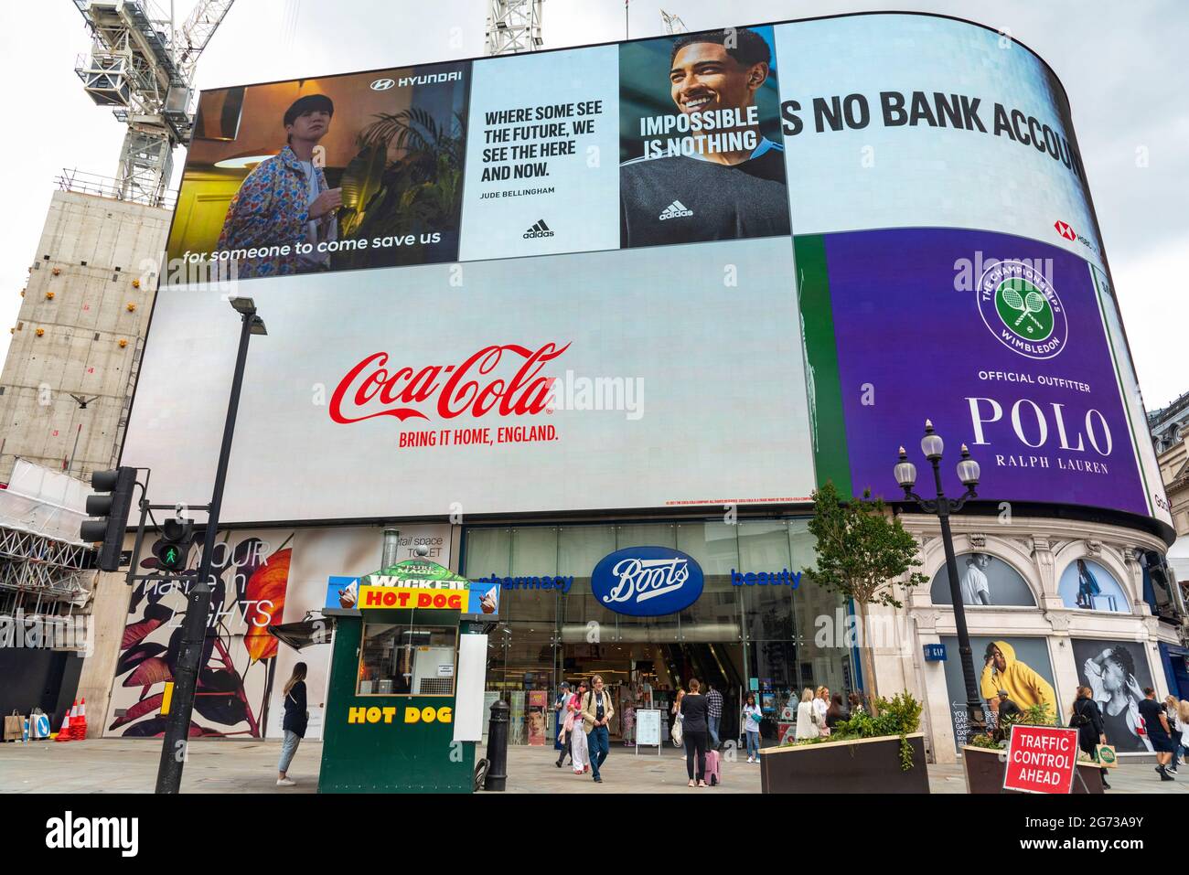 Londres, Royaume-Uni. 10 juillet 2021. Le célèbre monument de Piccadilly Circus, situé dans le centre de Londres, a vu des publicités pour Coca Cola qui arborent le drapeau de St. George et les mots « amenez-le chez vous en Angleterre ». Crédit : SOPA Images Limited/Alamy Live News Banque D'Images