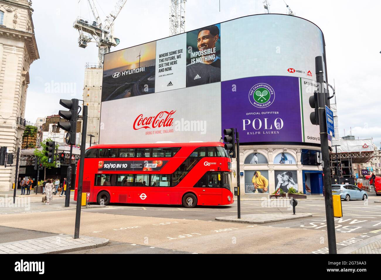 Londres, Royaume-Uni. 10 juillet 2021. Le célèbre monument de Piccadilly Circus, situé dans le centre de Londres, a vu des publicités pour Coca Cola qui arborent le drapeau de St. George et les mots « amenez-le chez vous en Angleterre ». Crédit : SOPA Images Limited/Alamy Live News Banque D'Images