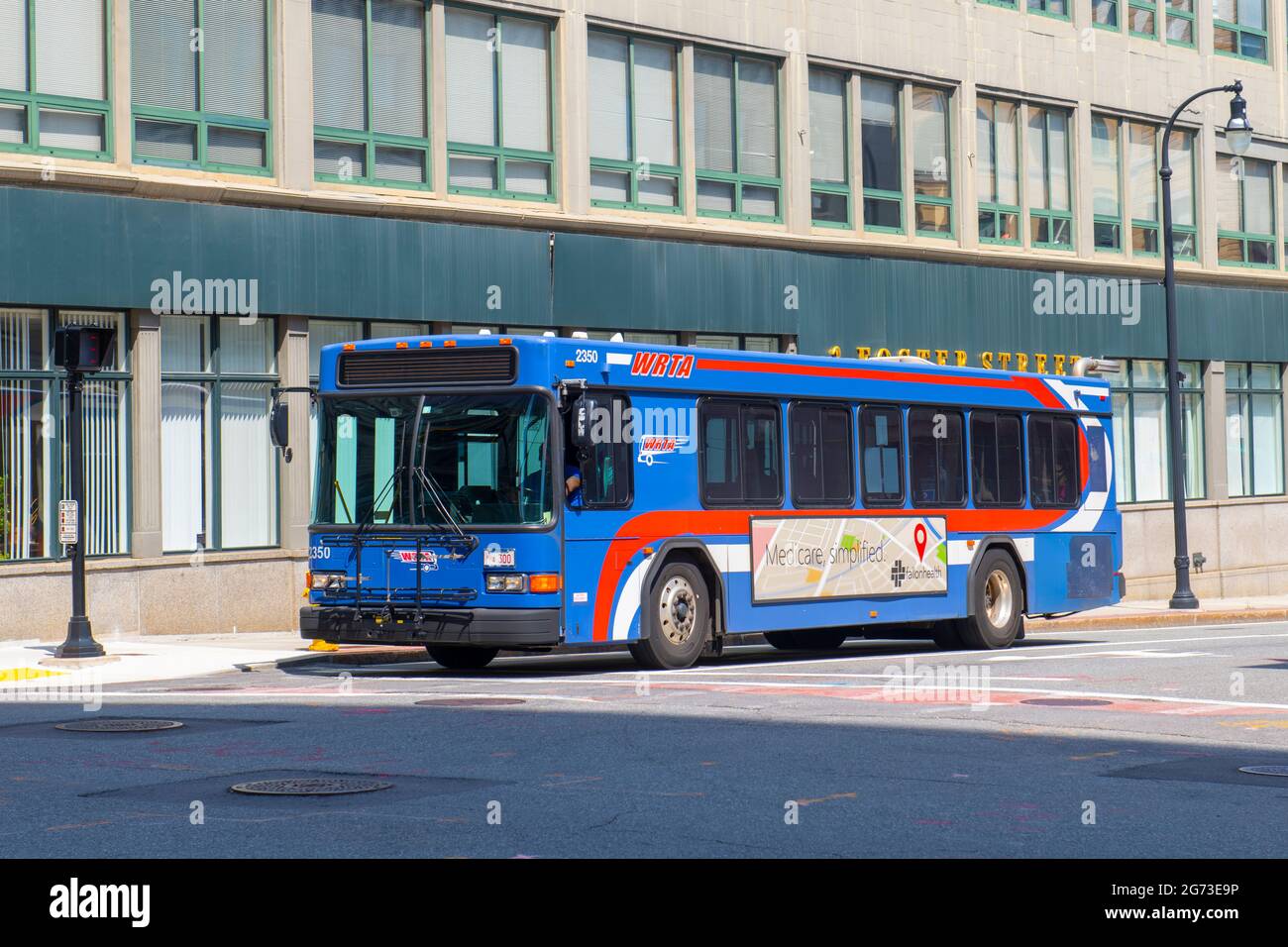 Autobus de la Worcester Regional Transit Authority (WRTA) sur Foster Street dans le centre-ville de Worcester, Massachusetts, États-Unis. Banque D'Images