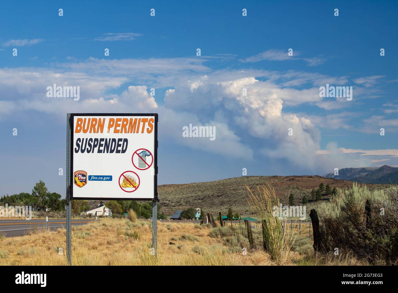 Le panache du Sugar Fire (complexe BeckwBourth) dans les comtés de Plumas et Lassen en Californie du Nord s'élève derrière un panneau de non-incendie. Banque D'Images