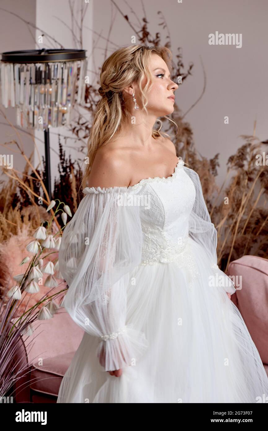 La mariée dans une robe de mariage chic look romantique sur le côté. Le matin de la mariée Banque D'Images