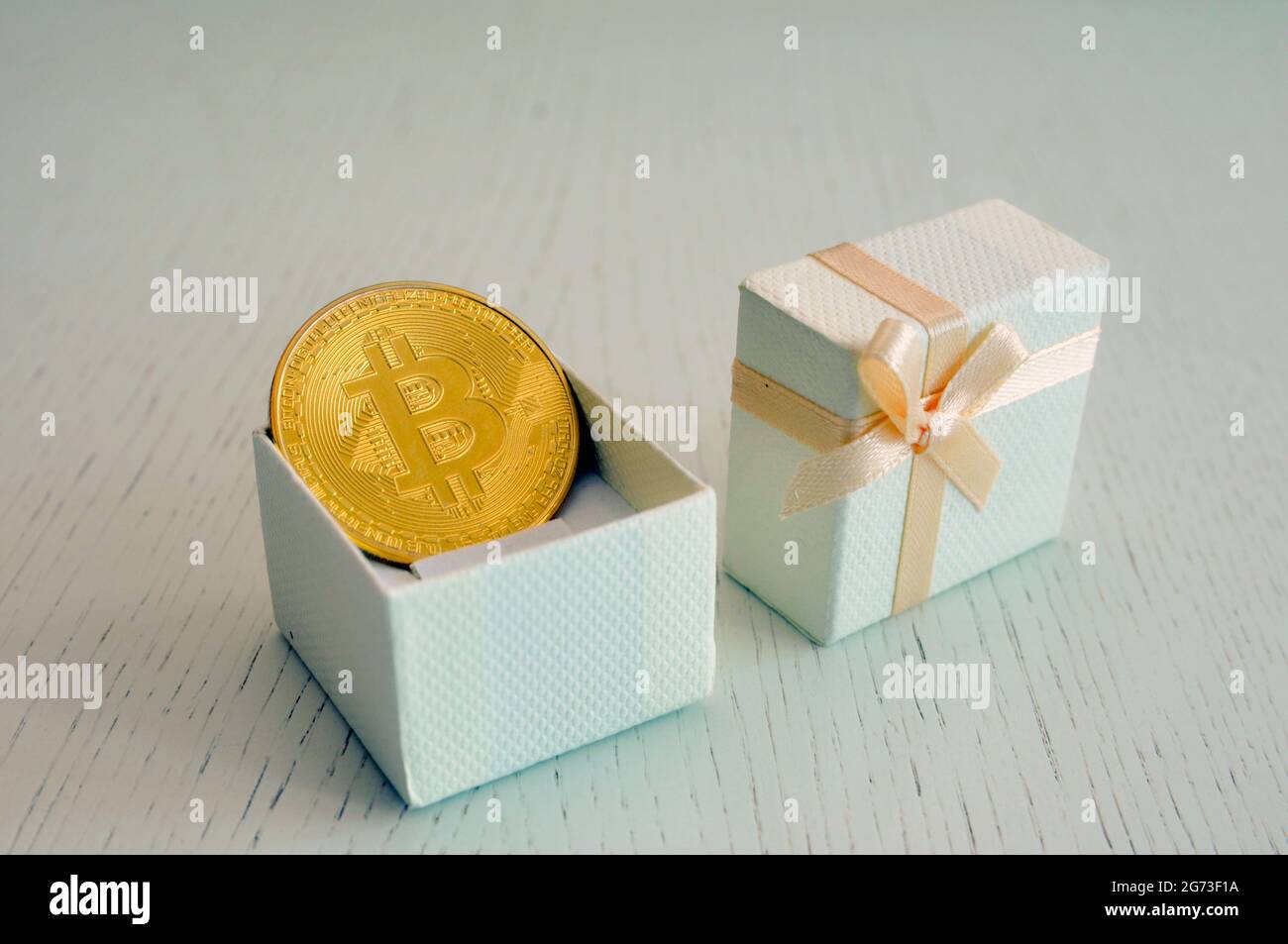 Boîte cadeau avec symbole bitcoin, concept cadeau. Bitcoin est le meilleur cadeau jamais. Banque D'Images