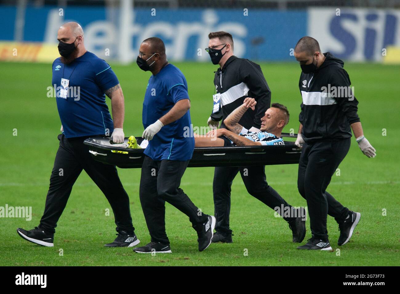 10 juillet 2021 ; Arena do Gremio, Porto Alegre, Brésil ; Serie A brésilienne, Gremio contre Internacional; Rafinha de Gremio est blessé et laisse le terrain sur une civière Banque D'Images