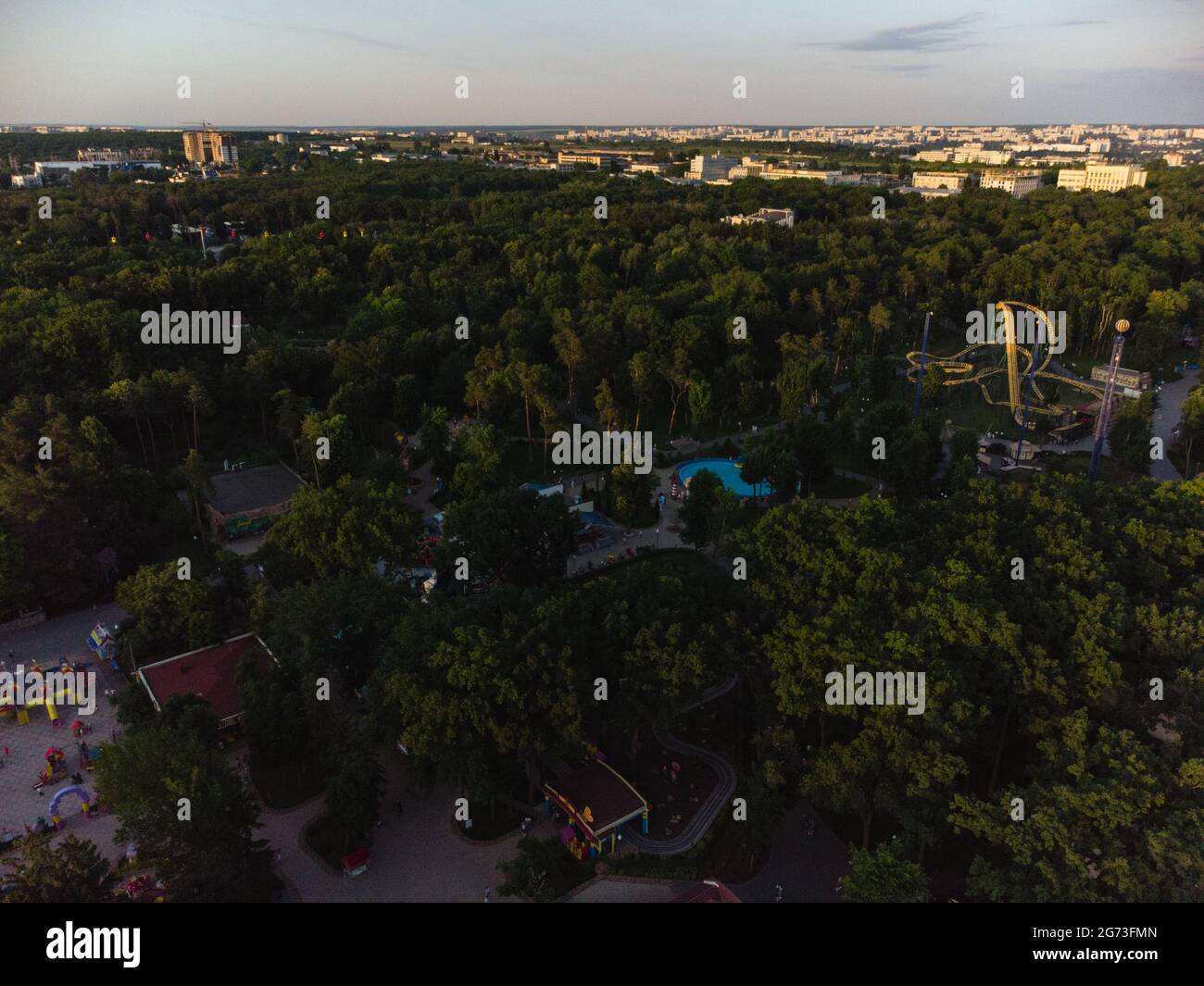 Attractions espace de loisirs avec greens au coucher du soleil. Vue aérienne en soirée dans le centre-ville de Kharkiv Parc de Maxim Gorky Banque D'Images