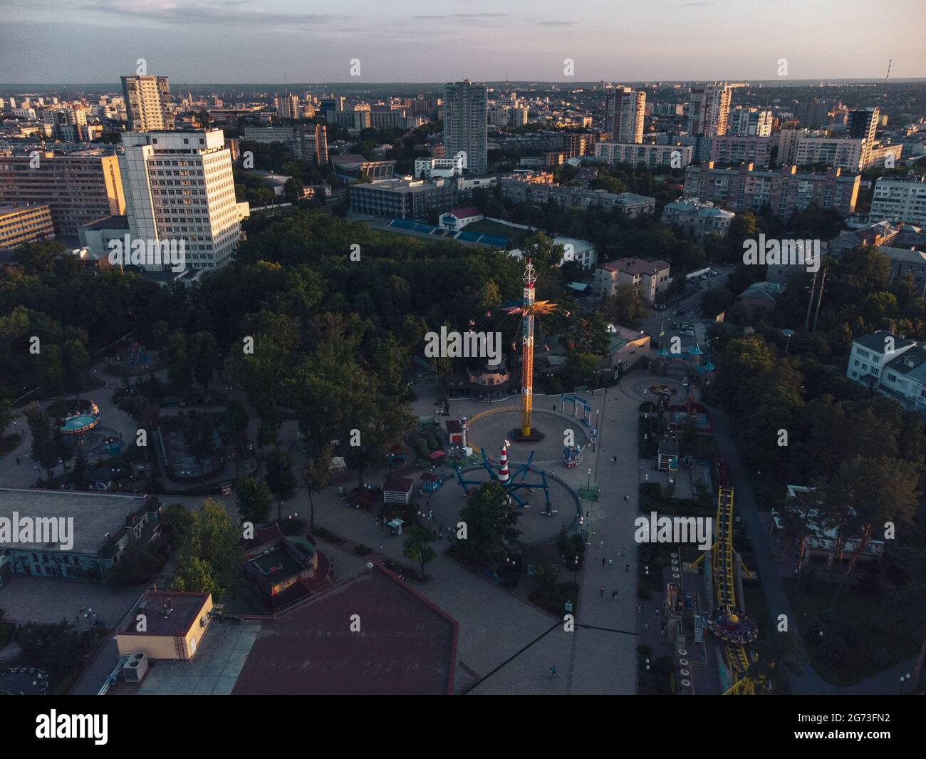 Attractions espace de loisirs dans la lumière du coucher du soleil. Vue aérienne en soirée dans le centre-ville de Kharkiv Parc de Maxim Gorky Banque D'Images