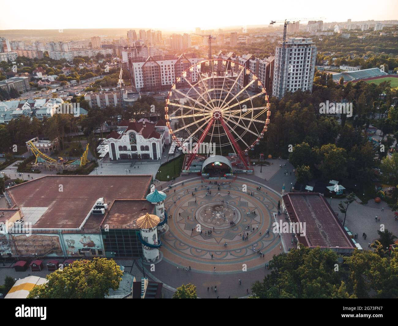 Ferris roue tournant vue aérienne coucher de soleil dans le centre-ville de Kharkiv, parc d'attractions de Maxim Gorky. Grande attraction pour les loisirs et l'observation de la ville Banque D'Images