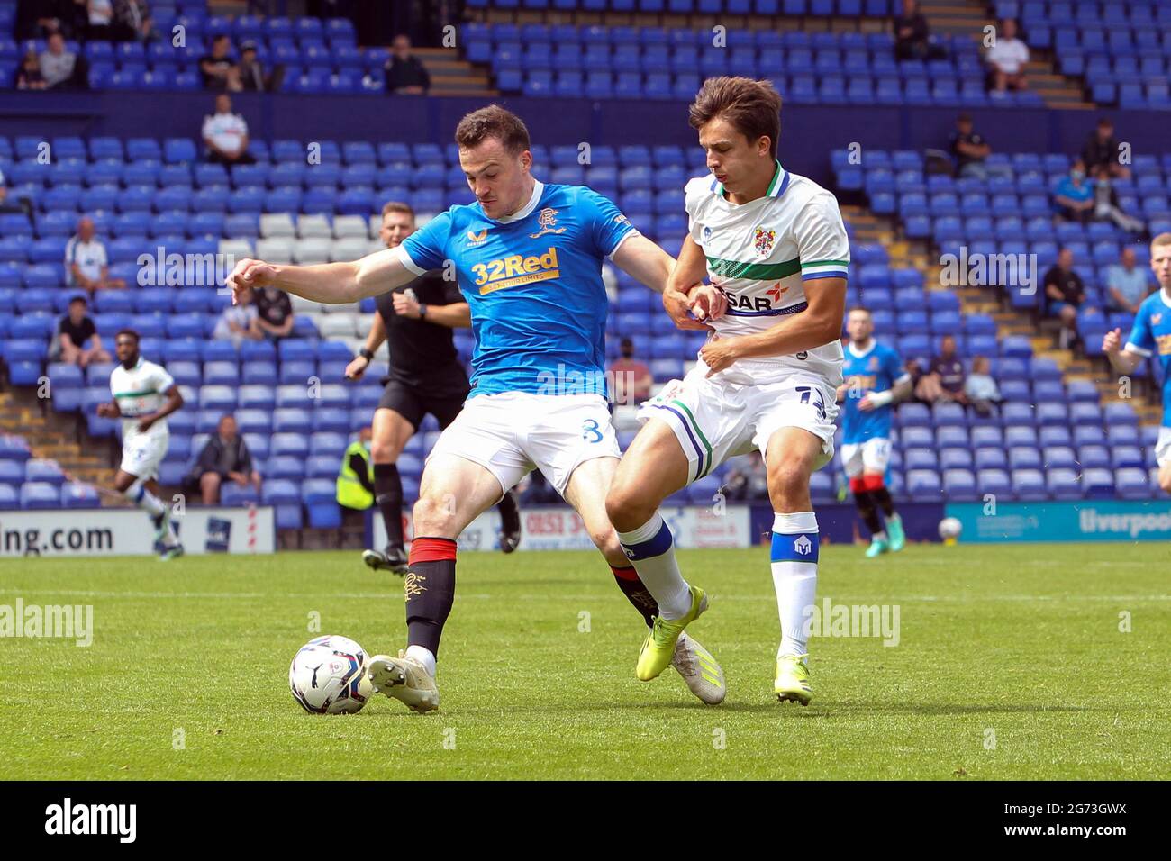 Birkenhead, Royaume-Uni. 10 juillet 2021. Charlie Jolley, de Tranmere Rovers, remet en question George Edmundson, de Rangers, lors du match d'avant-saison entre Tranmere Rovers et Rangers au parc de Prenton, le 10 juillet 2021 à Birkenhead, en Angleterre. (Photo de Richard Ault/phcimages.com) Credit: PHC Images/Alamy Live News Banque D'Images