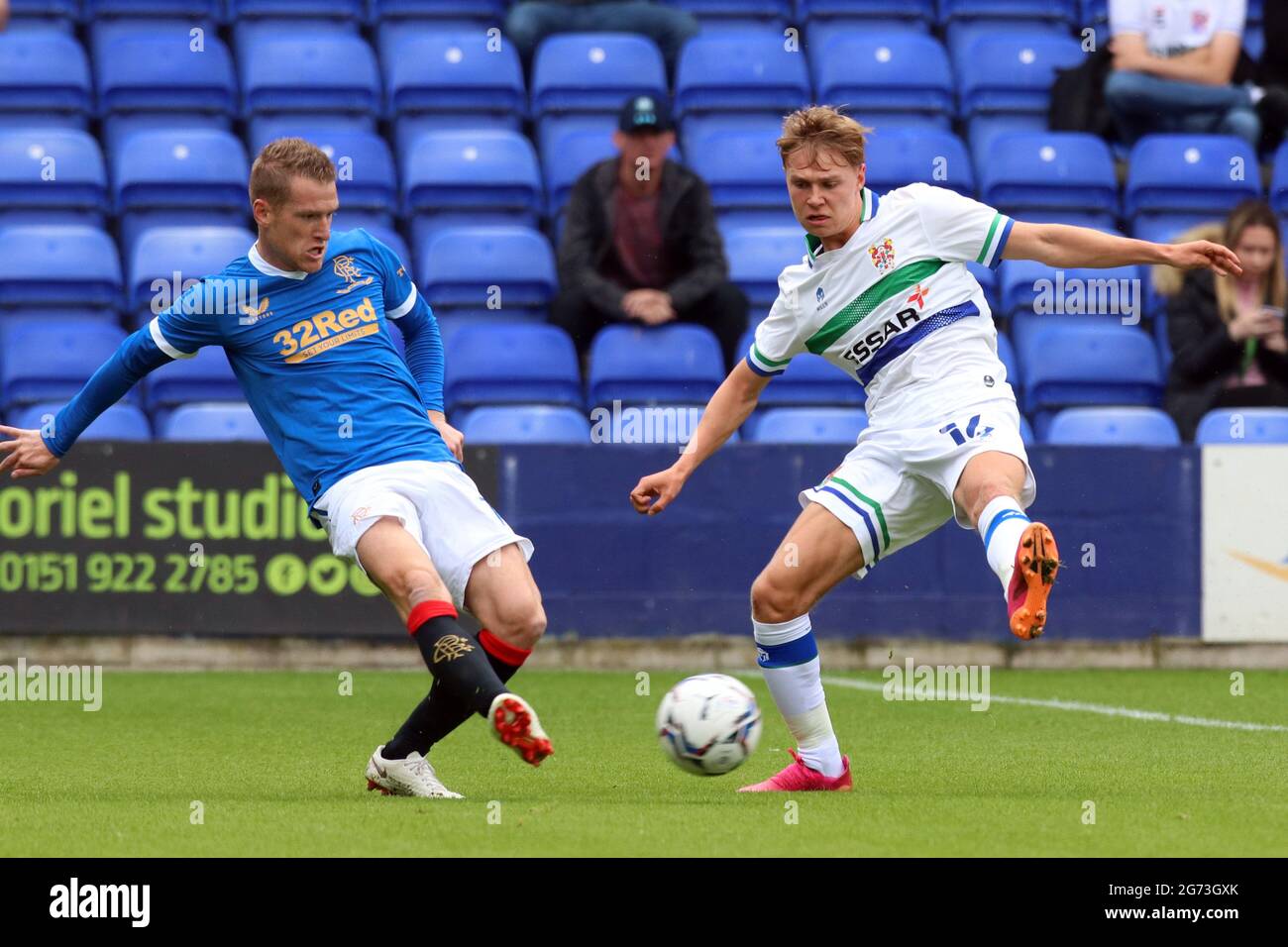 Birkenhead, Royaume-Uni. 10 juillet 2021. Steven Davis, de Rangers, a l'air de passer à un coéquipier sous la pression de Paul Glatzel, de Tranmere Rovers, lors du match amical d'avant-saison entre Tranmere Rovers et Rangers au parc de Prenton, le 10 juillet 2021 à Birkenhead, en Angleterre. (Photo de Richard Ault/phcimages.com) Credit: PHC Images/Alamy Live News Banque D'Images