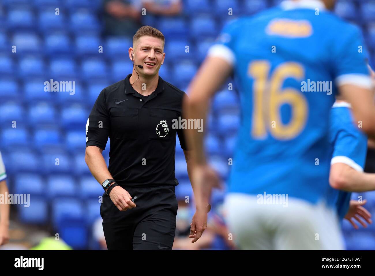 Birkenhead, Royaume-Uni. 10 juillet 2021. Arbitre Rob Jones lors du match amical d'avant-saison entre Tranmere Rovers et Rangers au parc de Prenton le 10 juillet 2021 à Birkenhead, Angleterre. (Photo de Richard Ault/phcimages.com) Credit: PHC Images/Alamy Live News Banque D'Images