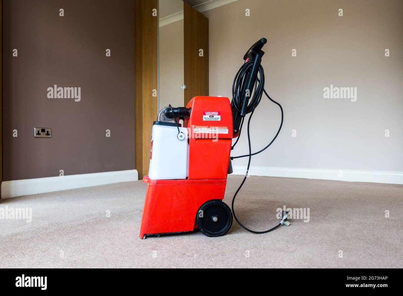 Machine de nettoyage de tapis médecin de tapis loué à un magasin de location  et placé dans une chambre avec tapis de sol et aucun mobilier Photo Stock -  Alamy