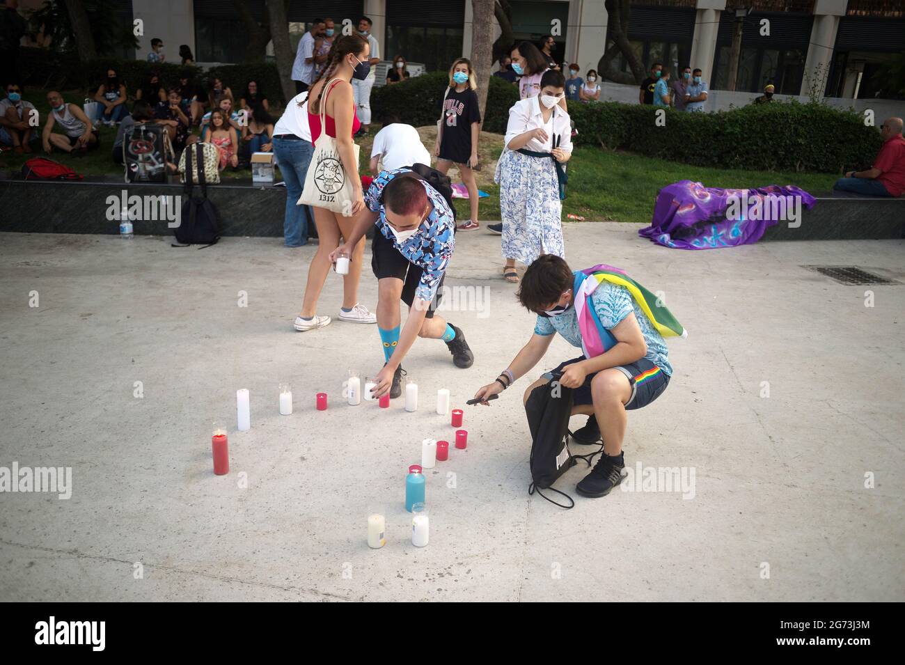 Malaga, Espagne. 10 juillet 2021. Les manifestants sont vus placer des bougies sur le sol pour créer une forme de coeur alors qu'ils prennent part à une protestation contre l'homophobie et la transphobie à la Plaza de la Marina Square.AAfter le crime homophobe de l'espagnol Samuel Luiz, 24 ans, Des milliers de personnes se sont rendus dans la rue à la mémoire de Samuel Luiz pour condamner les dernières agressions contre le peuple LGTBI en Espagne. Crédit : SOPA Images Limited/Alamy Live News Banque D'Images