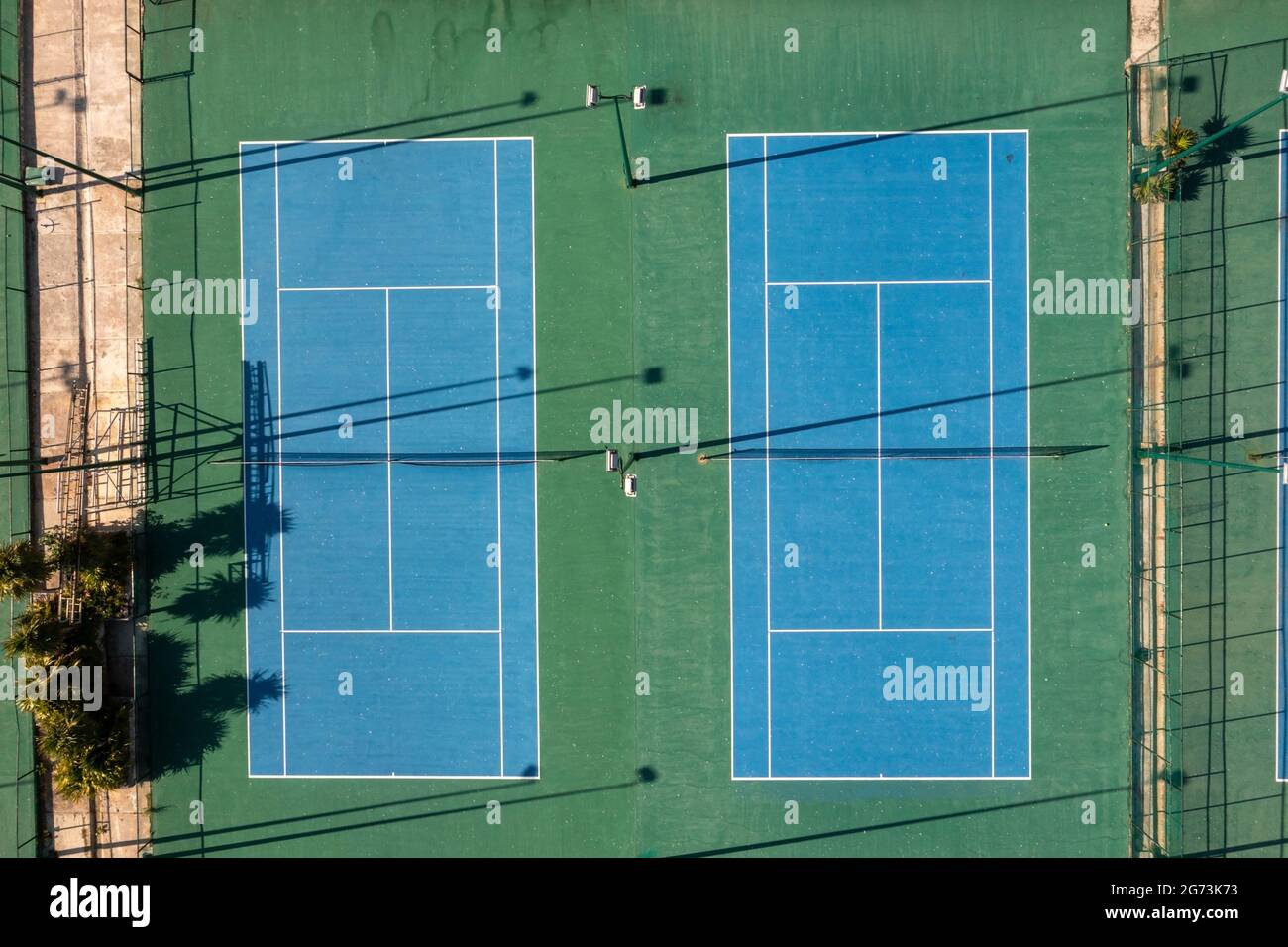Vue aérienne de 2 courts de tennis bleus. Banque D'Images