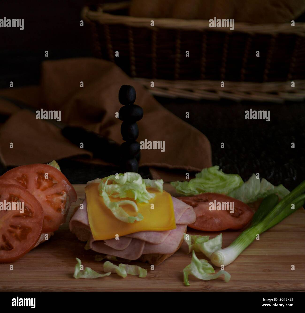 Sandwich au jambon et au fromage sur du pain au levain avec de la laitue et des tomates Banque D'Images