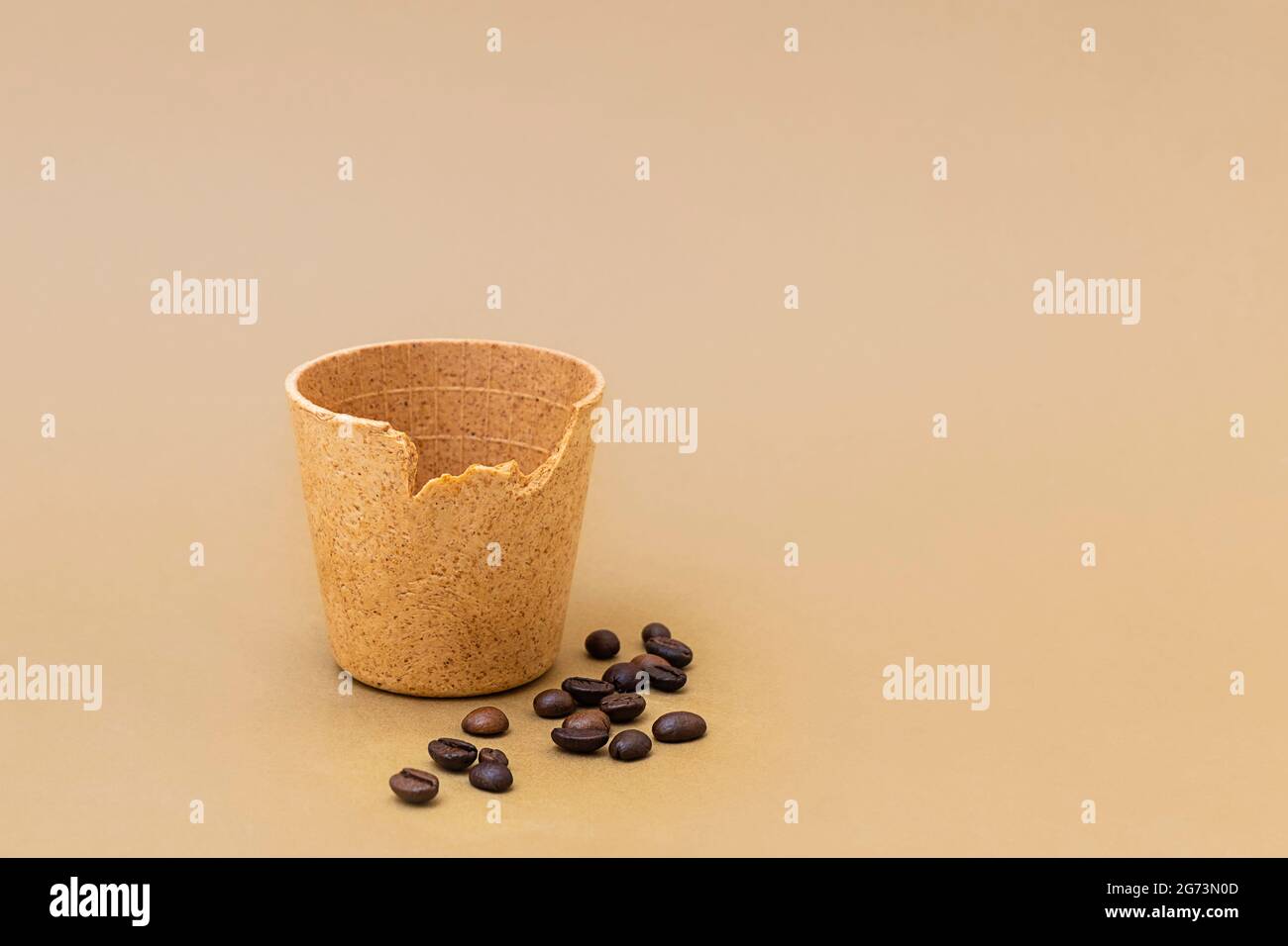 Tasse de café ou de thé avec grains de café torréfiés sur fond beige. Les tasses comestibles comme nouvelle tendance zéro déchet Banque D'Images