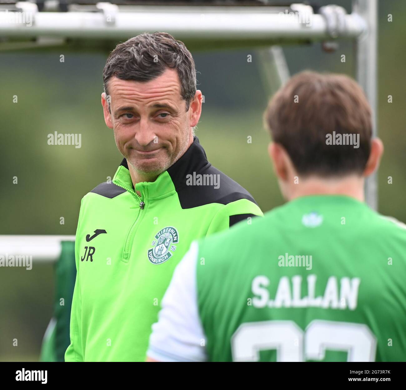 Tranent, Ormiston, East Lothian.Scotland. Royaume-Uni .3 juillet 21 Hibernian vs Dunfermline match amical avant la saison. Le FC Scott Allan Hibernian discute avec Man Banque D'Images