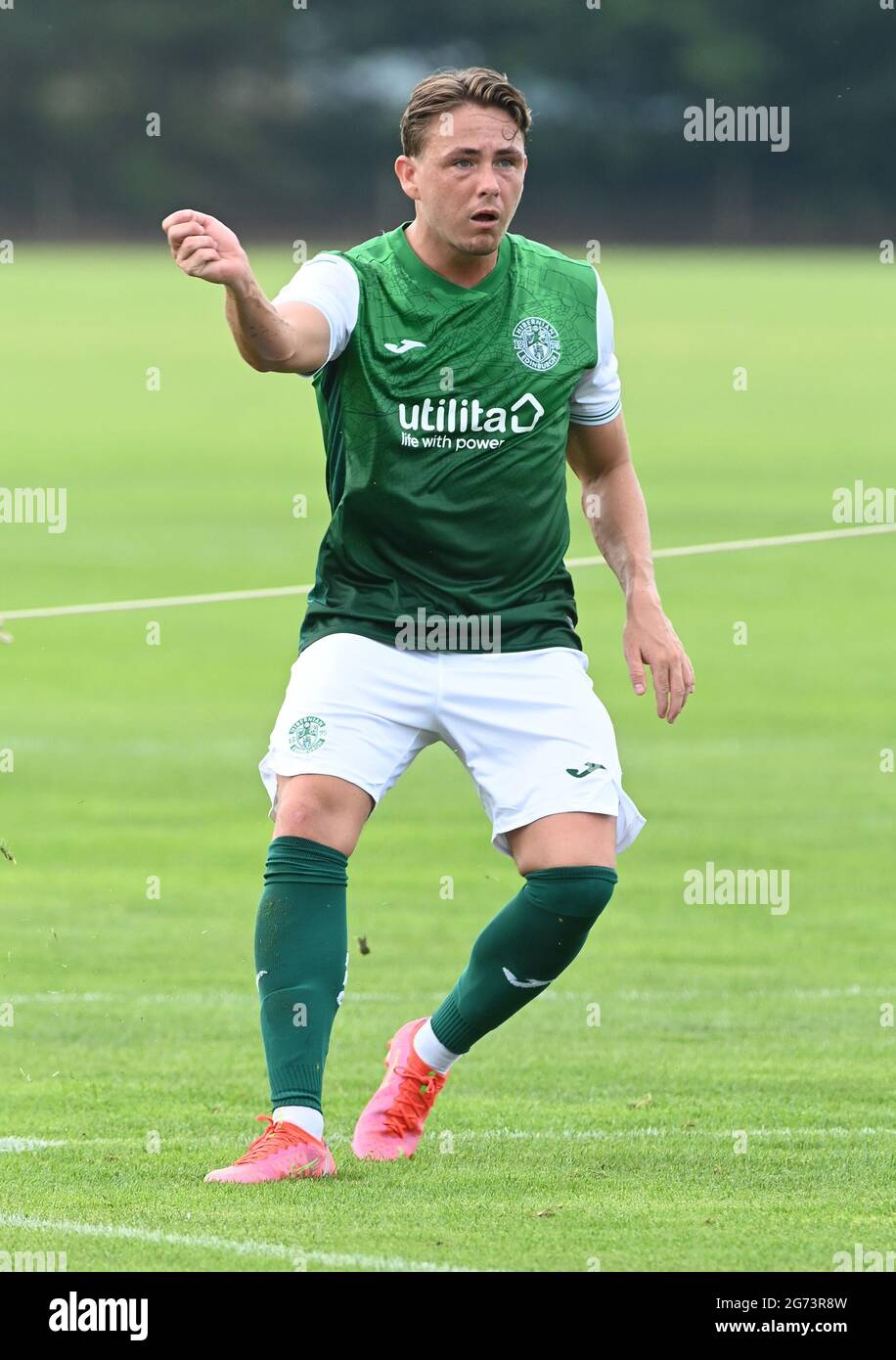 Tranent, Ormiston, East Lothian.Scotland. Royaume-Uni .3 juillet 21 Hibernian vs Dunfermline match amical avant la saison. Scott Allan de Hibernian FC 2021-2022 Banque D'Images