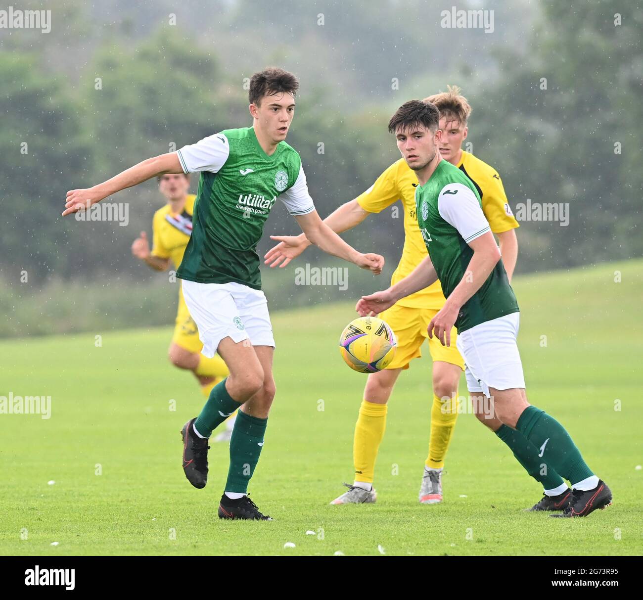 Tranent, Ormiston, East Lothian.Scotland. Royaume-Uni .3 juillet 21 Hibernian vs Dunfermline match amical avant la saison. L/r Steven Bradley et Connor Young of H Banque D'Images