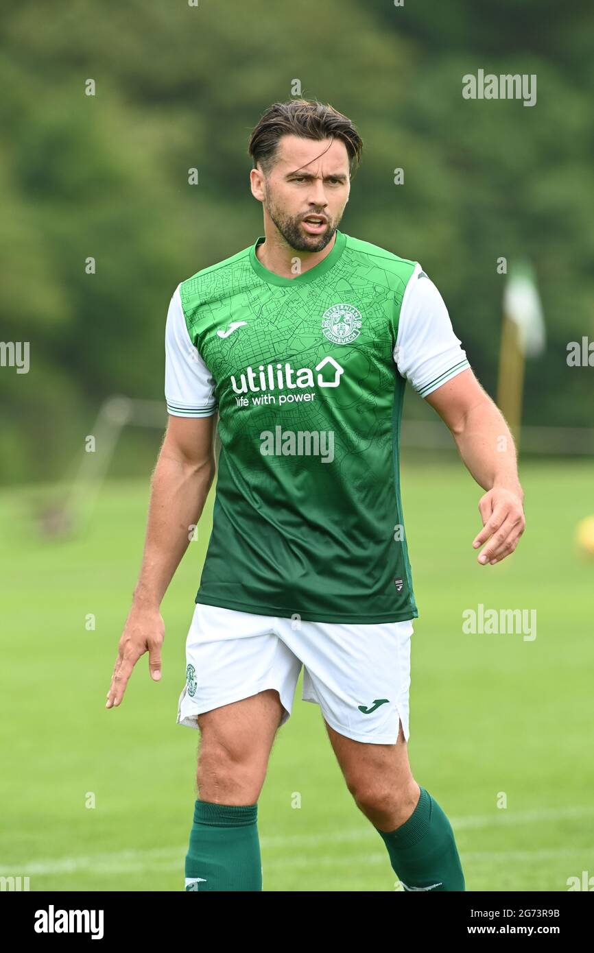 Tranent, Ormiston, East Lothian.Scotland. Royaume-Uni .3 juillet 21 Hibernian vs Dunfermline match amical avant la saison. Darren McGregor de Hibernian FC 2021-2 Banque D'Images