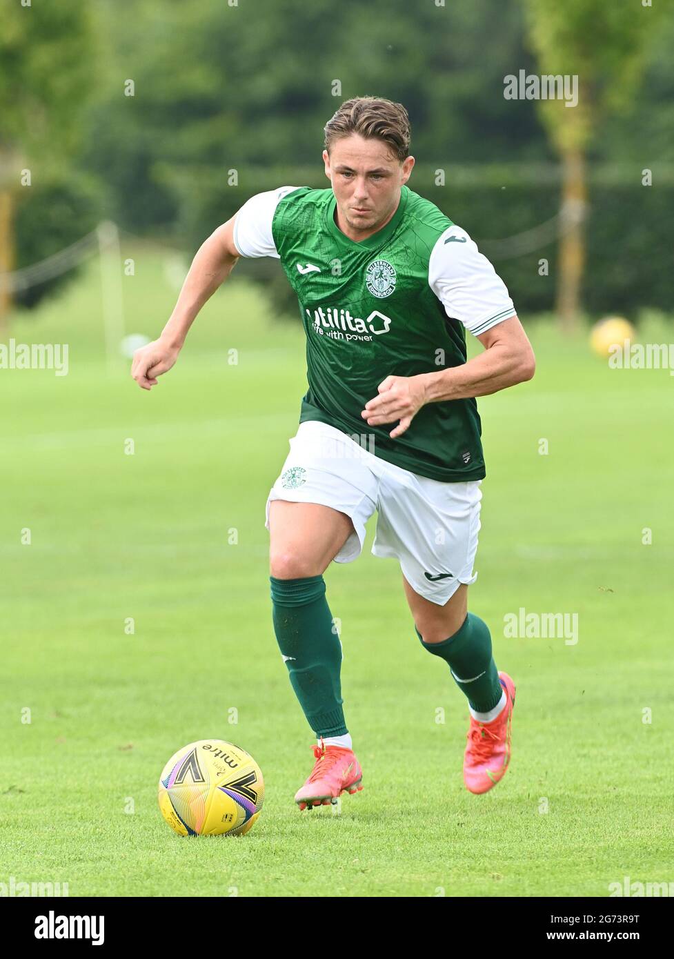 Tranent, Ormiston, East Lothian.Scotland. Royaume-Uni .3 juillet 21 Hibernian vs Dunfermline match amical avant la saison. Scott Allan de Hibernian FC 2021-2022 Banque D'Images