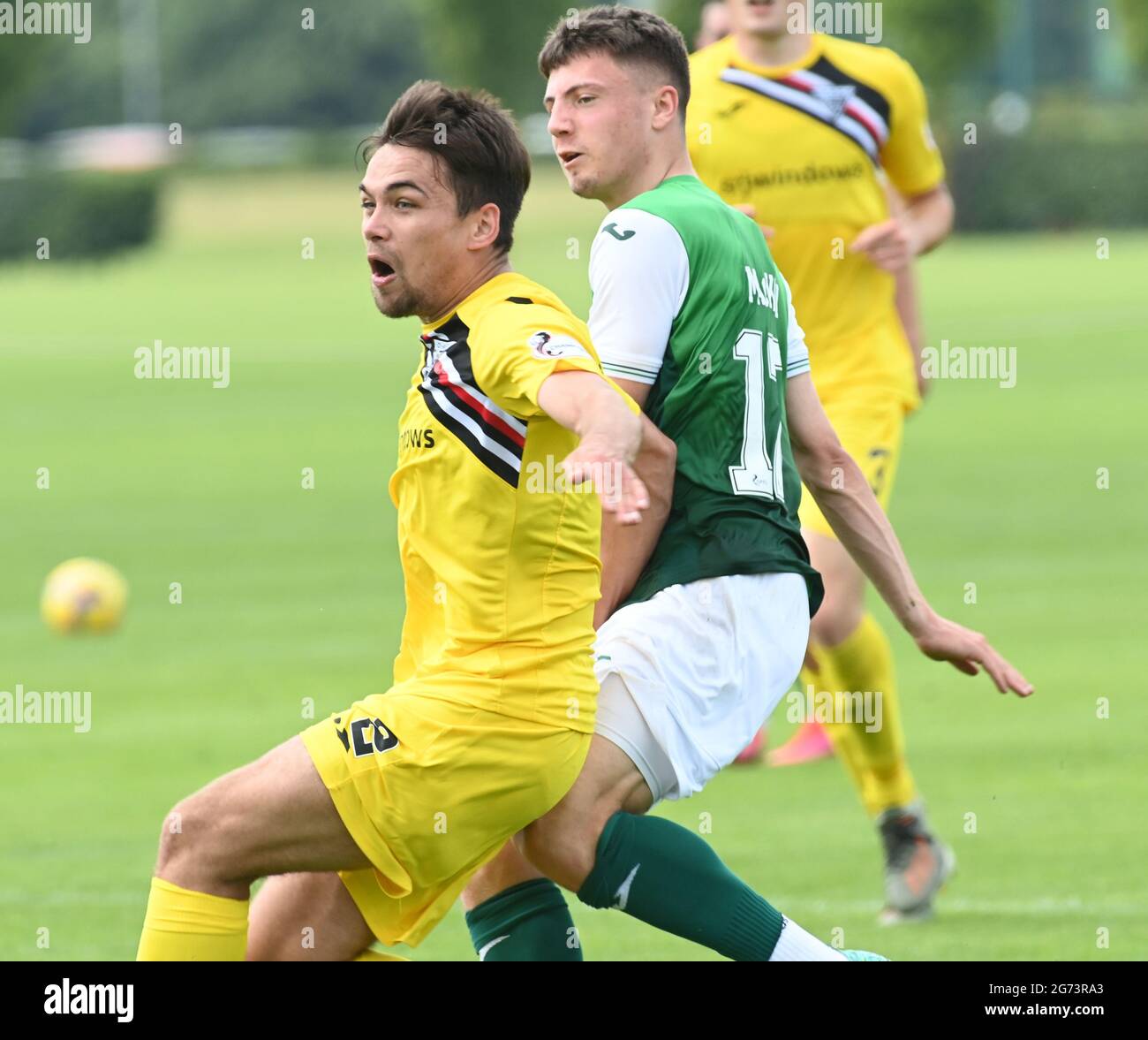 Tranent, Ormiston, East Lothian.Scotland. Royaume-Uni .3 juillet 21 Hibernian vs Dunfermline match amical avant la saison. 2021-2022 Daniel MacKay (R) de Hibernia Banque D'Images