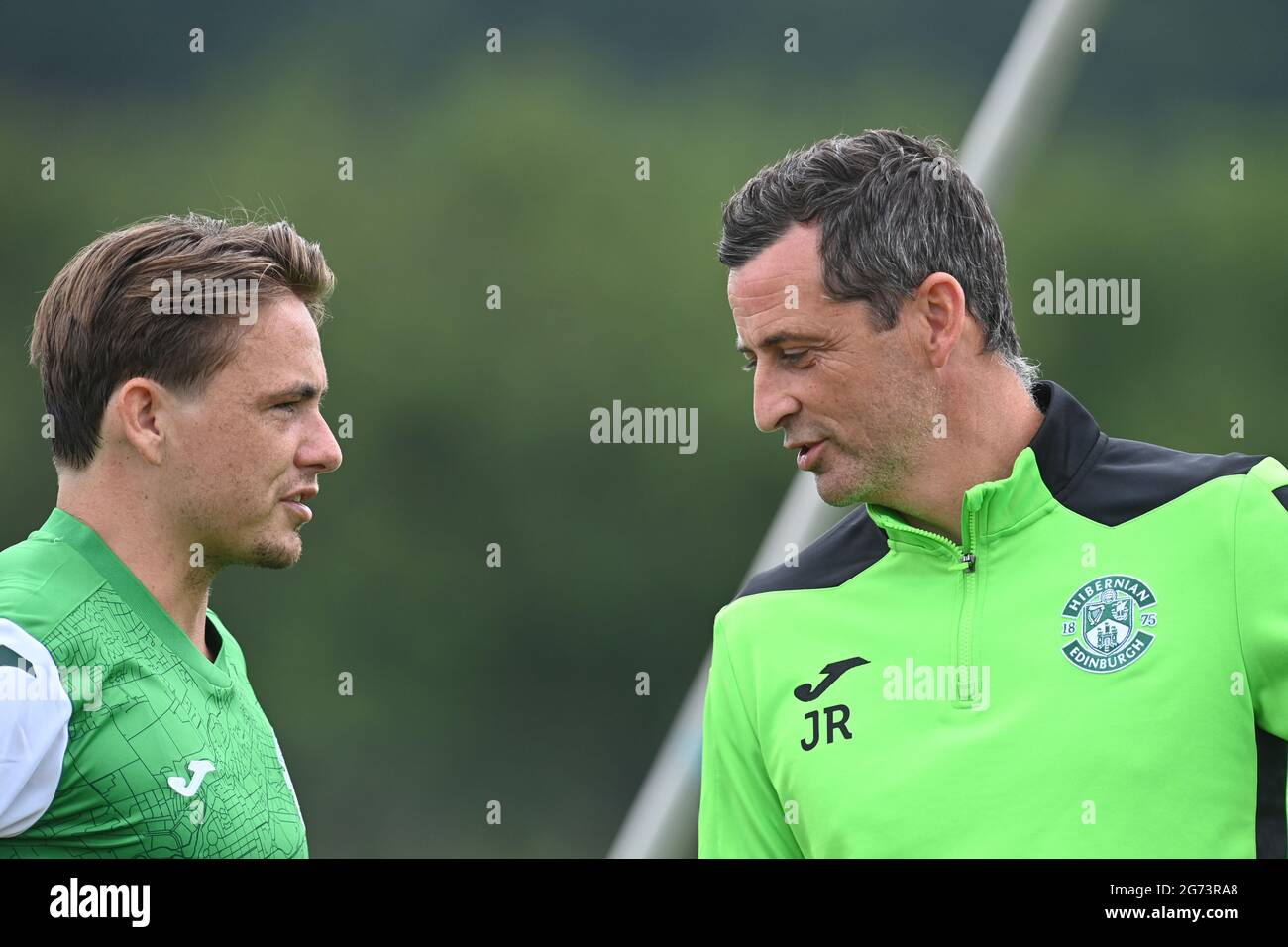 Tranent, Ormiston, East Lothian.Scotland. Royaume-Uni .3 juillet 21 Hibernian vs Dunfermline match amical avant la saison. Le FC Scott Allan Hibernian discute avec Man Banque D'Images