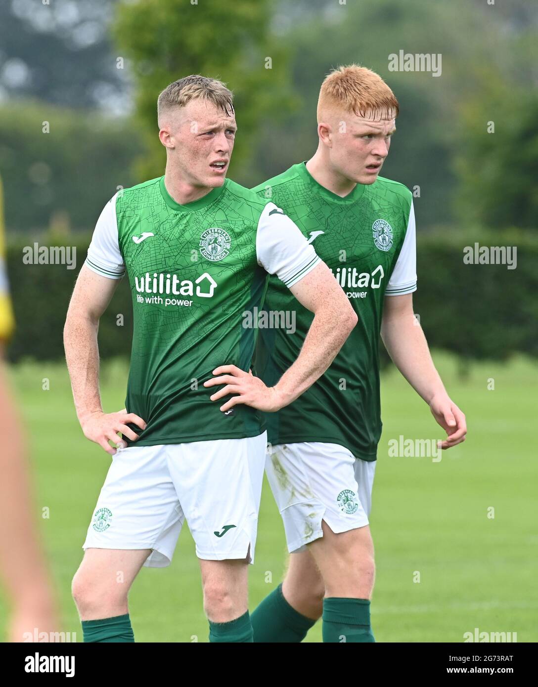 Tranent, Ormiston, East Lothian.Scotland. Royaume-Uni .3 juillet 21 Hibernian vs Dunfermline match amical avant la saison. Jake Doyle-Hayes et Jack Brydon (R) de Banque D'Images