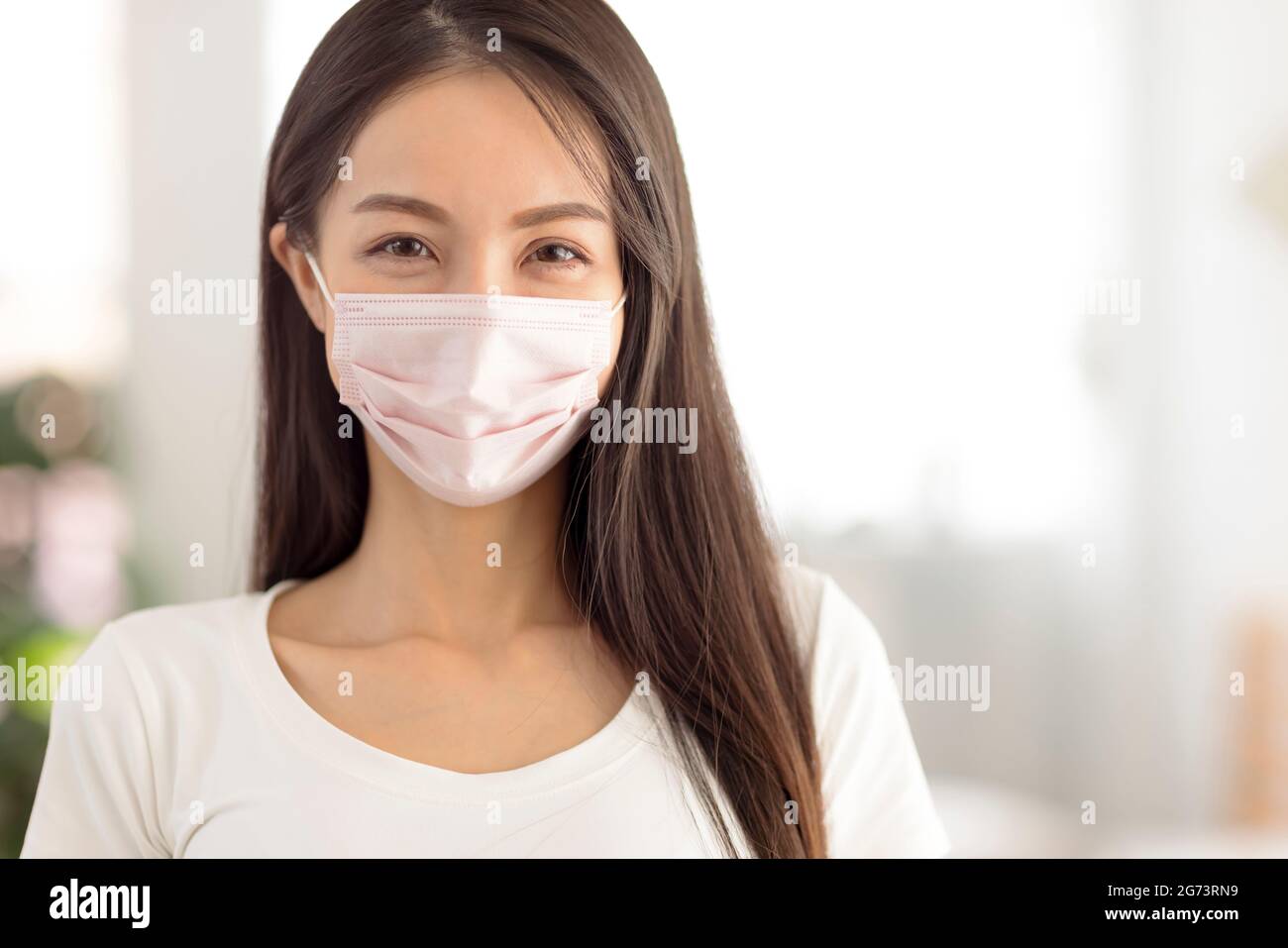 Gros plan jeune belle femme portant un masque de protection Banque D'Images