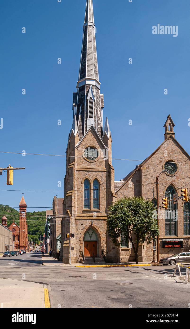 Johnstown, PA, USA - 11 juin 2008 : église méthodiste unie devant la rue Franklin et bâtiment en brique rouge avec 2 tours de Saint John Gualbert ca Banque D'Images