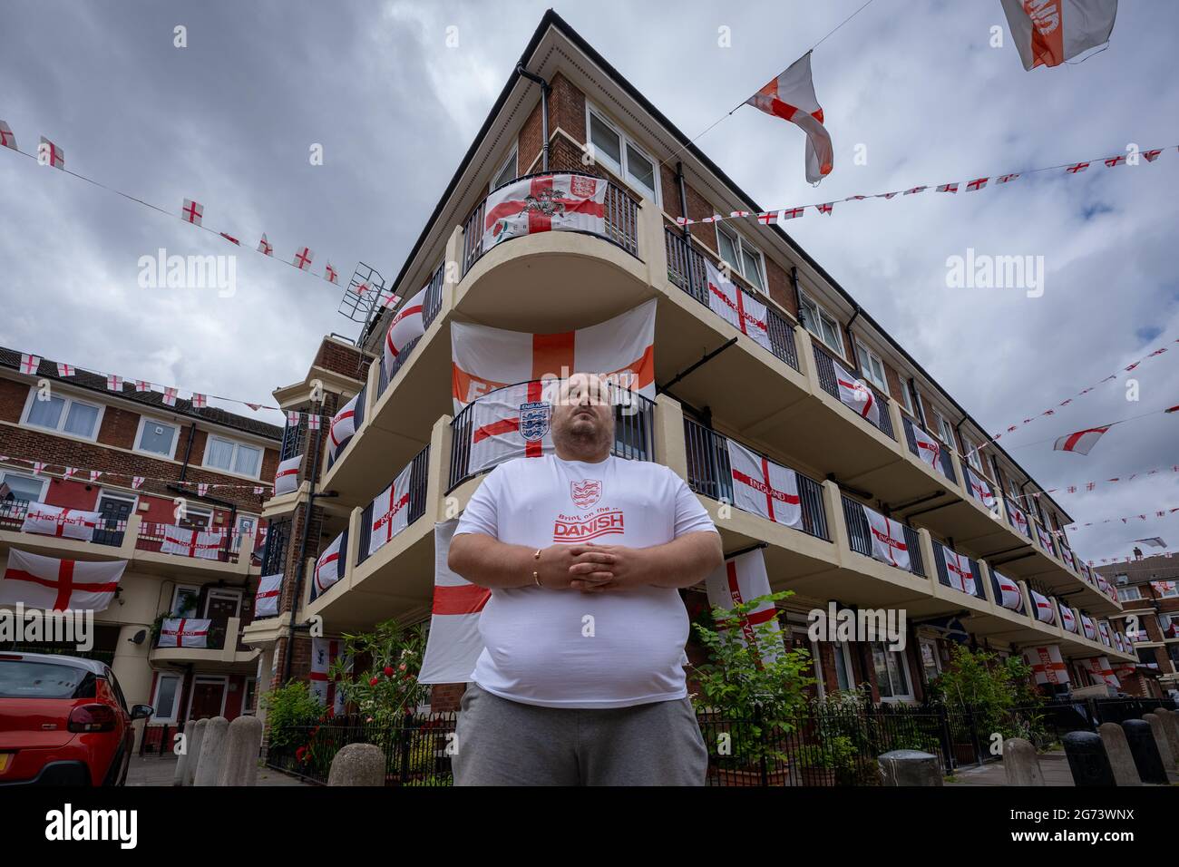 EURO 2020: Chris Dowse du domaine Kirby à Bermondsey se tient avec son impressionnante exposition de plus de 400 drapeaux de l'Angleterre prêts pour le jour du match. Londres, Royaume-Uni Banque D'Images