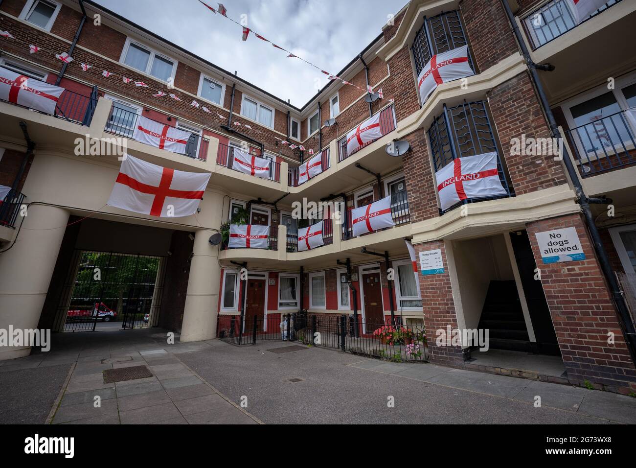 EURO 2020: Le domaine Kirby à Bermondsey avec son impressionnante exposition de plus de 400 drapeaux d'Angleterre en soutien à l'équipe d'Angleterre jouant les demi-finales Banque D'Images