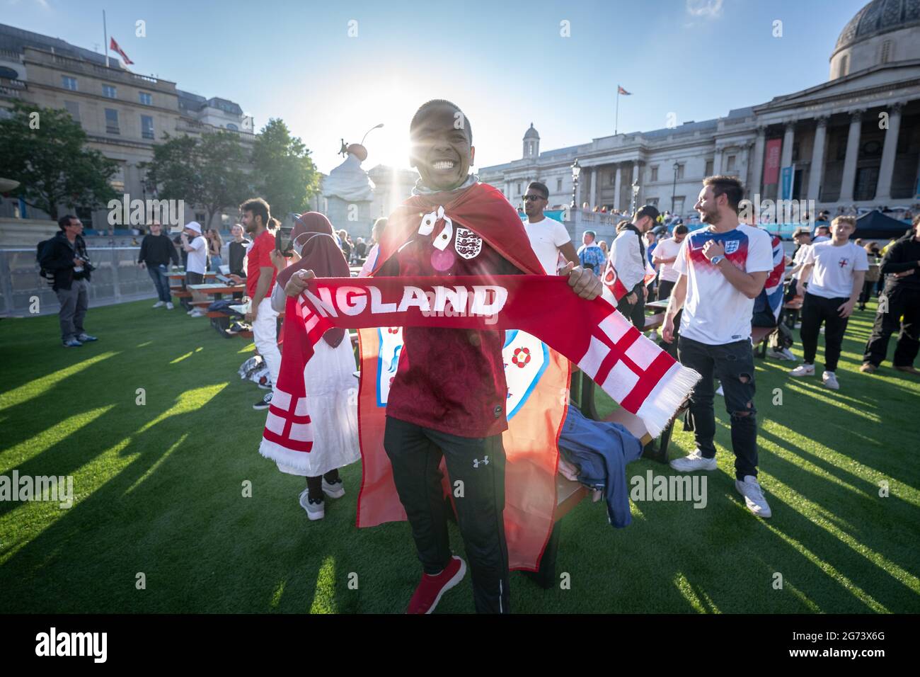 EURO 2020: Angleterre contre Danemark. Les supporters d'Angleterre regardent les grands écrans de Trafalgar Square tandis que l'Angleterre affronte le Danemark pour les demi-finales. Londres, Royaume-Uni Banque D'Images