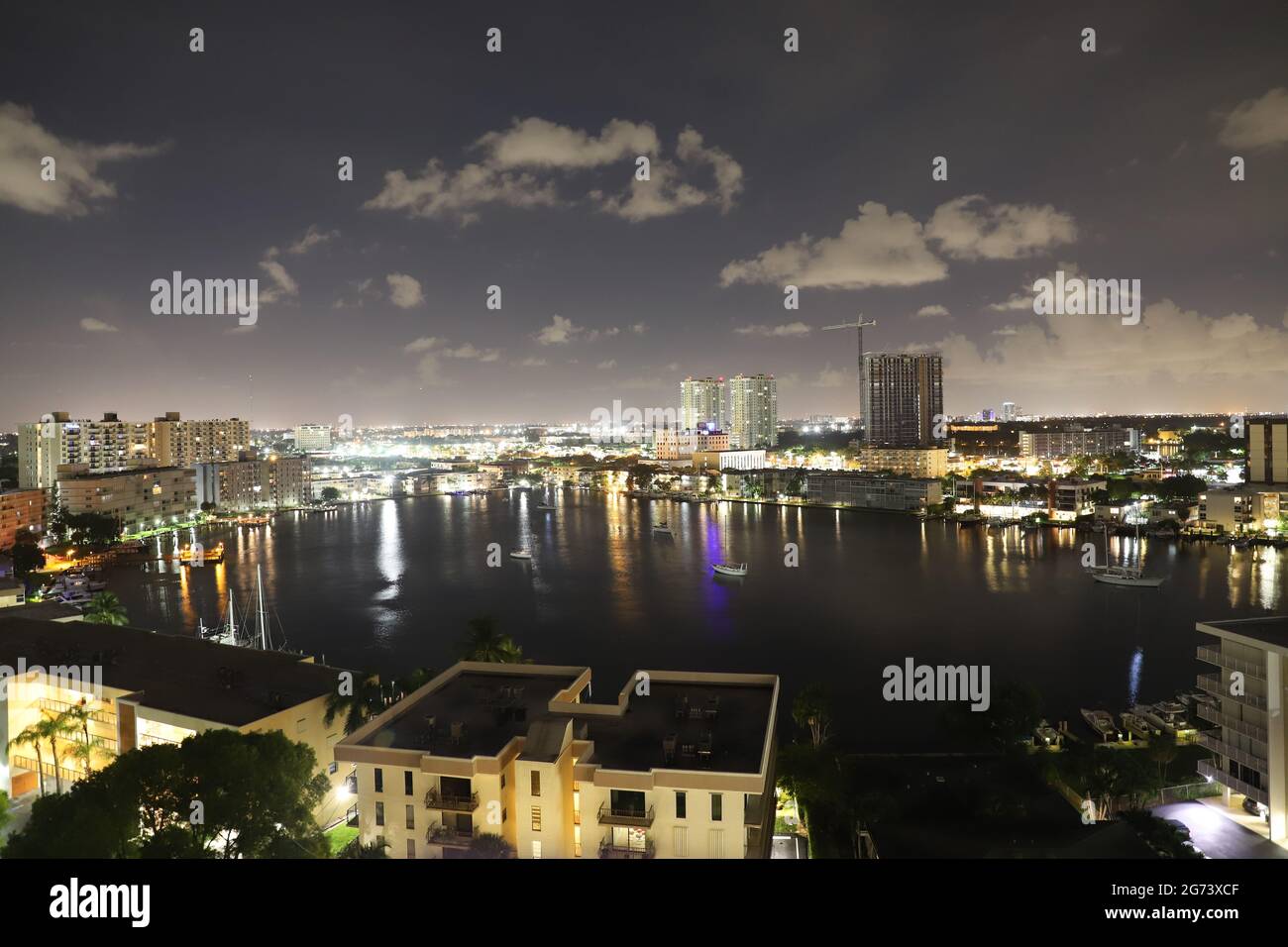 Golden Isles Lake, Hallandale Beach, Floride, États-Unis. Vue de nuit pour les gratte-ciel résidentiels. Banque D'Images