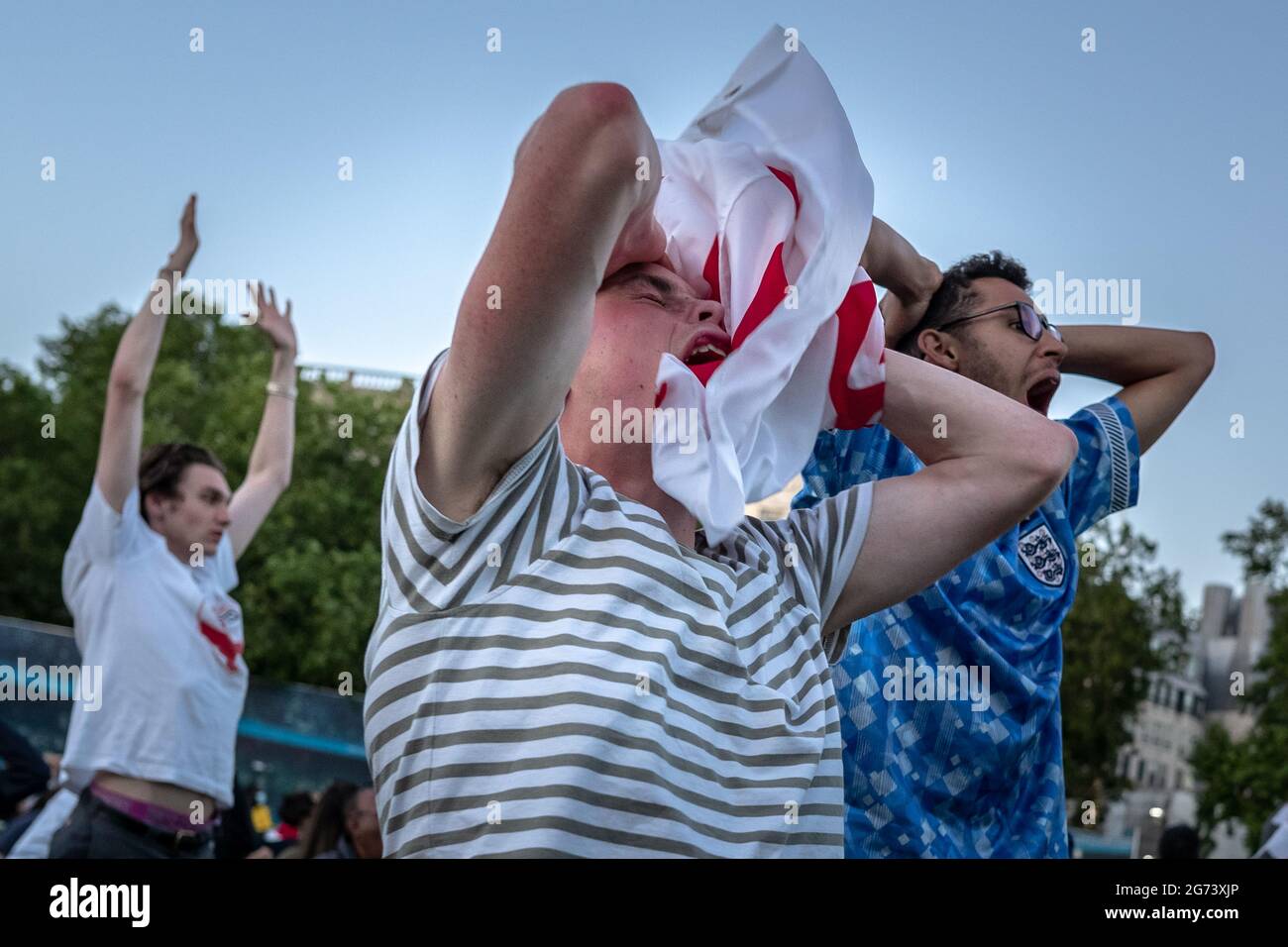 EURO 2020: Angleterre contre Danemark. Les supporters d'Angleterre regardent les grands écrans de Trafalgar Square tandis que l'Angleterre affronte le Danemark pour les demi-finales. Londres, Royaume-Uni Banque D'Images
