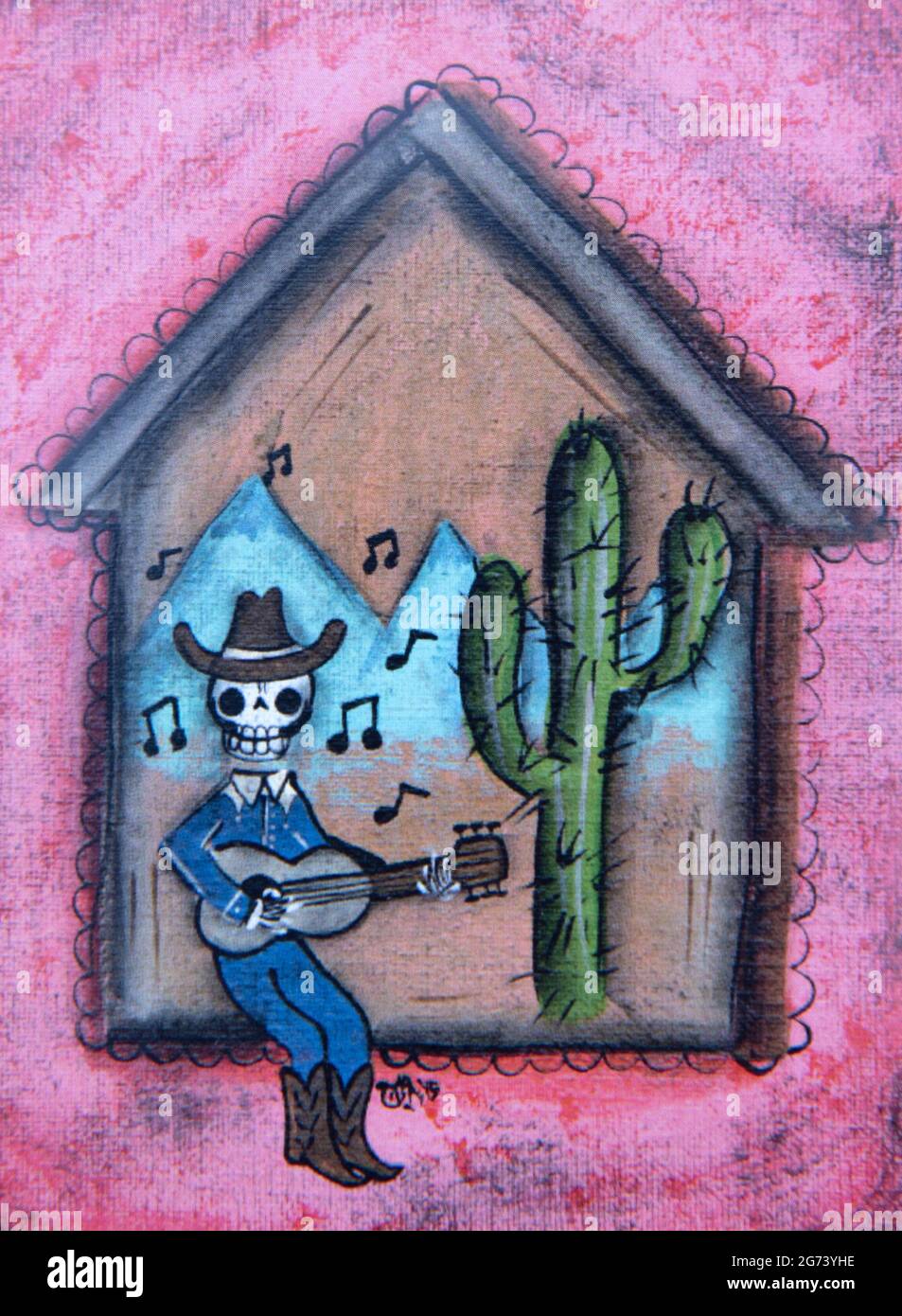 Image du jour des morts; illustration photographique; un squelette masculin jouant de la guitare dans sa petite maison, accompagné d'un cactus. Banque D'Images