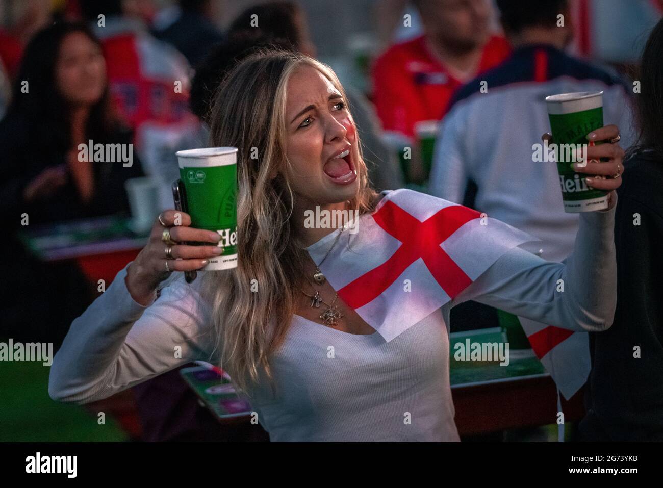 EURO 2020: Angleterre contre Danemark. Les supporters d'Angleterre regardent les grands écrans de Trafalgar Square tandis que l'Angleterre affronte le Danemark pour les demi-finales. Londres, Royaume-Uni Banque D'Images