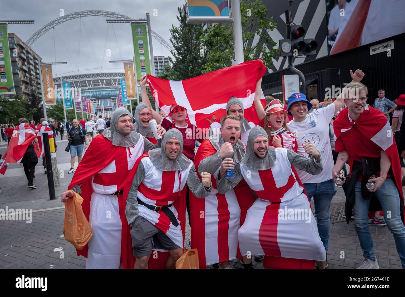 EURO 2020: Les fans arrivent à Wembley dans une ambiance festive avant le match de demi-finale Angleterre contre Danemark de ce soir. Londres, Royaume-Uni. Banque D'Images