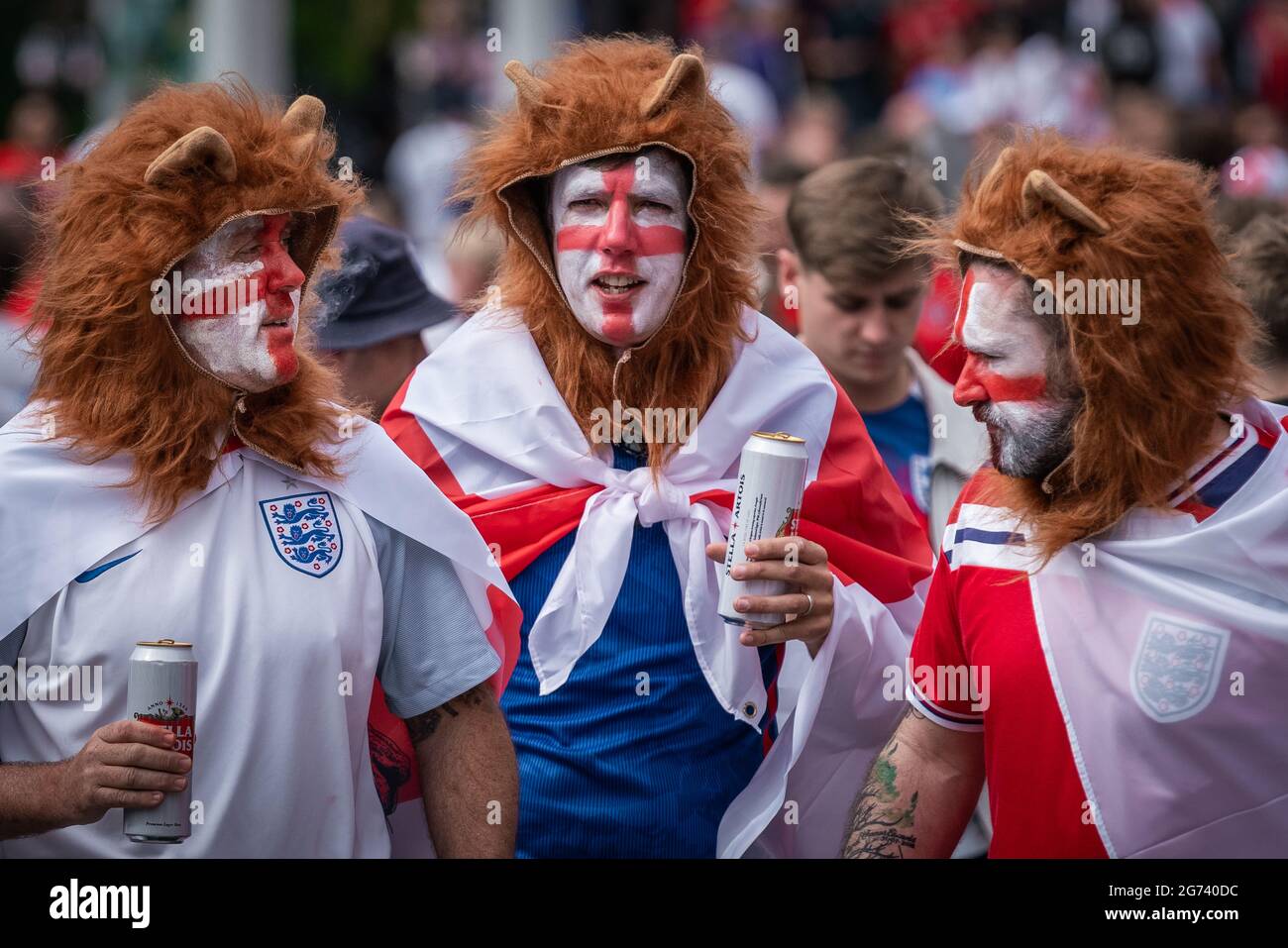 EURO 2020: Les fans arrivent à Wembley dans une ambiance festive avant le match de demi-finale Angleterre contre Danemark de ce soir. Londres, Royaume-Uni. Banque D'Images