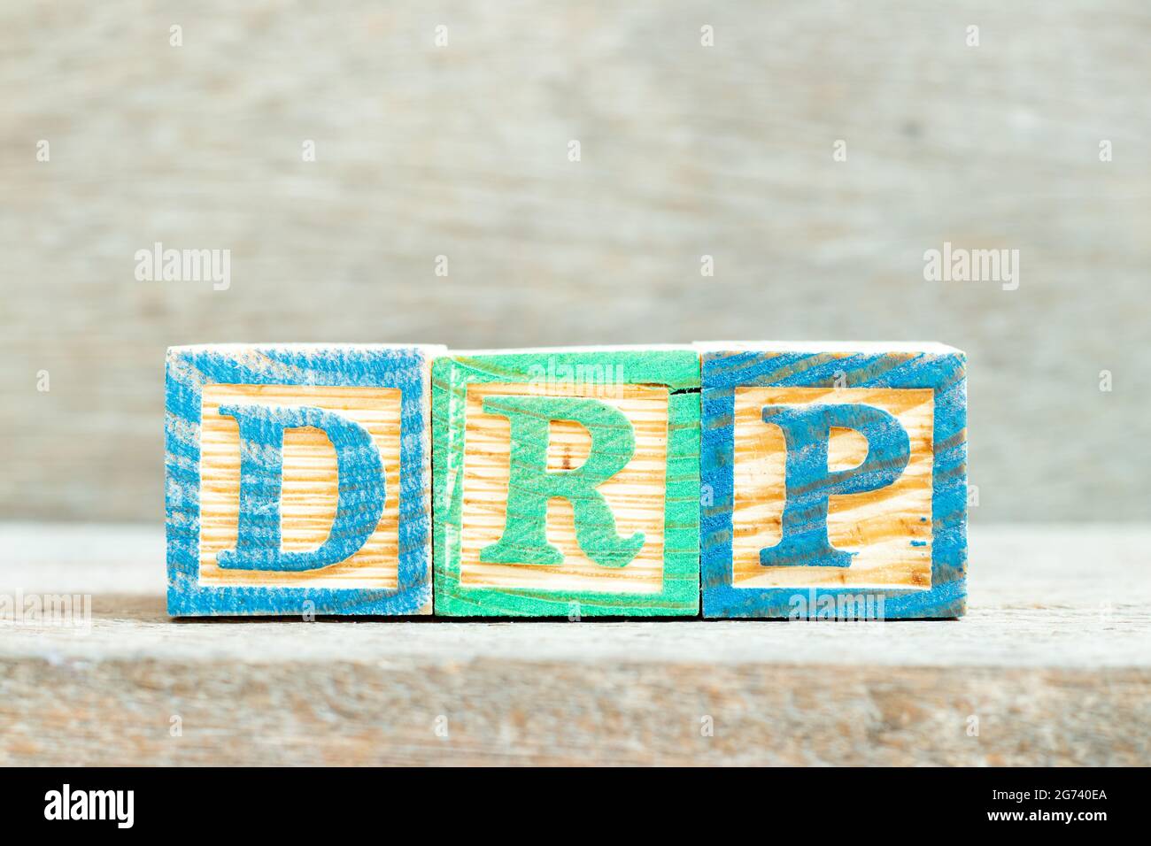 Lettre en forme d'alphabet de couleur dans le mot DRP (abréviation du plan de reprise après sinistre, planification des ressources de distribution, plan de réinvestissement des dividendes, Re Banque D'Images