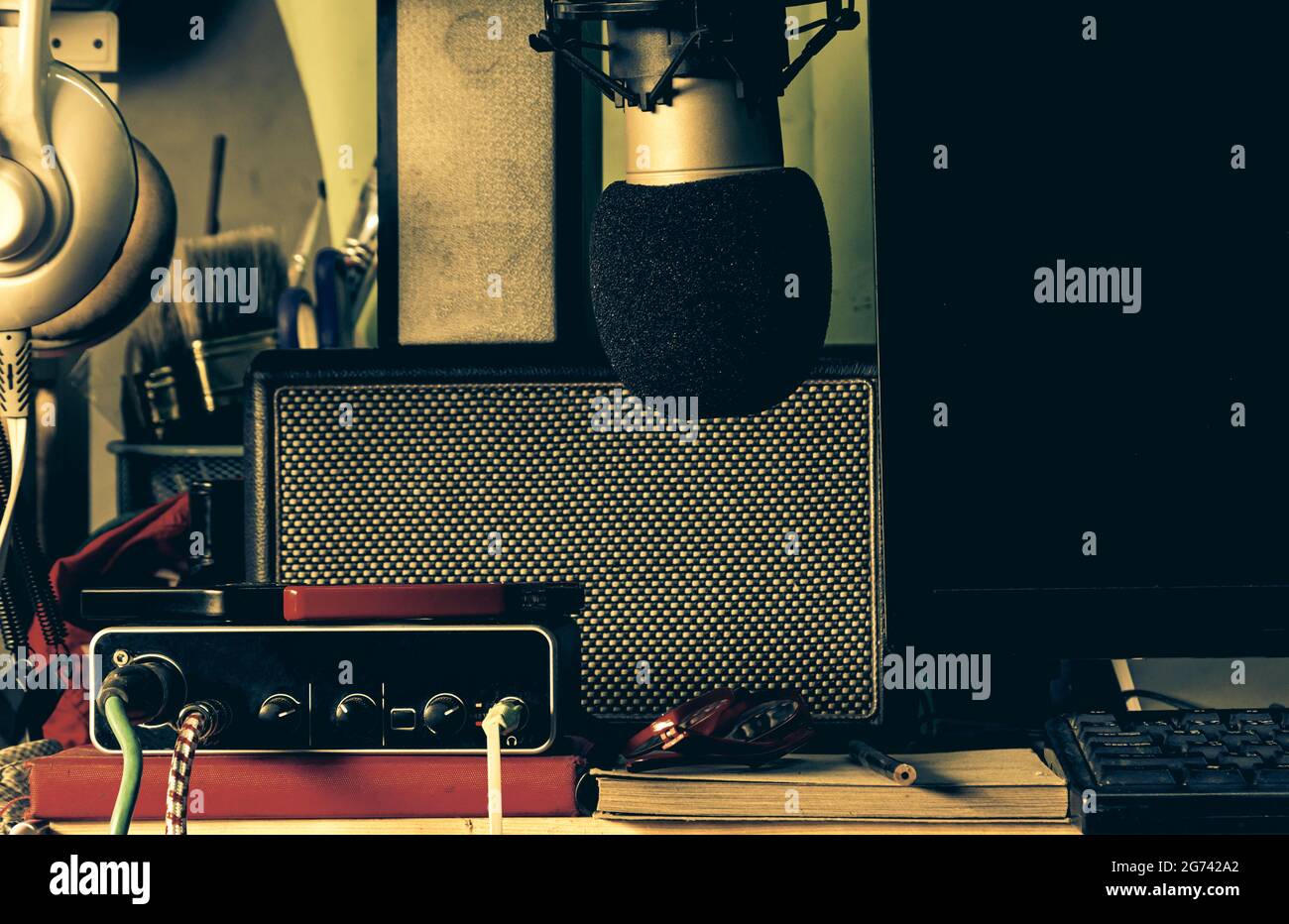 Style vintage avec équipement d'enregistrement audio numérique. Studio à domicile pour créer du travail audio. Nouveau Normal avec microphone à condensateur, interface audio, comp Banque D'Images