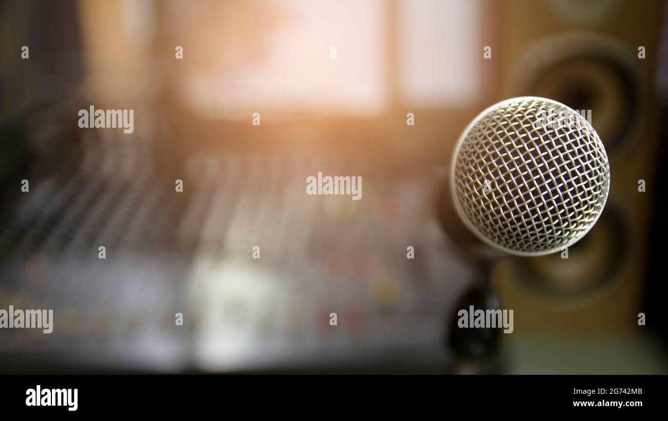 Un microphone sans fil sur un support. Banque D'Images