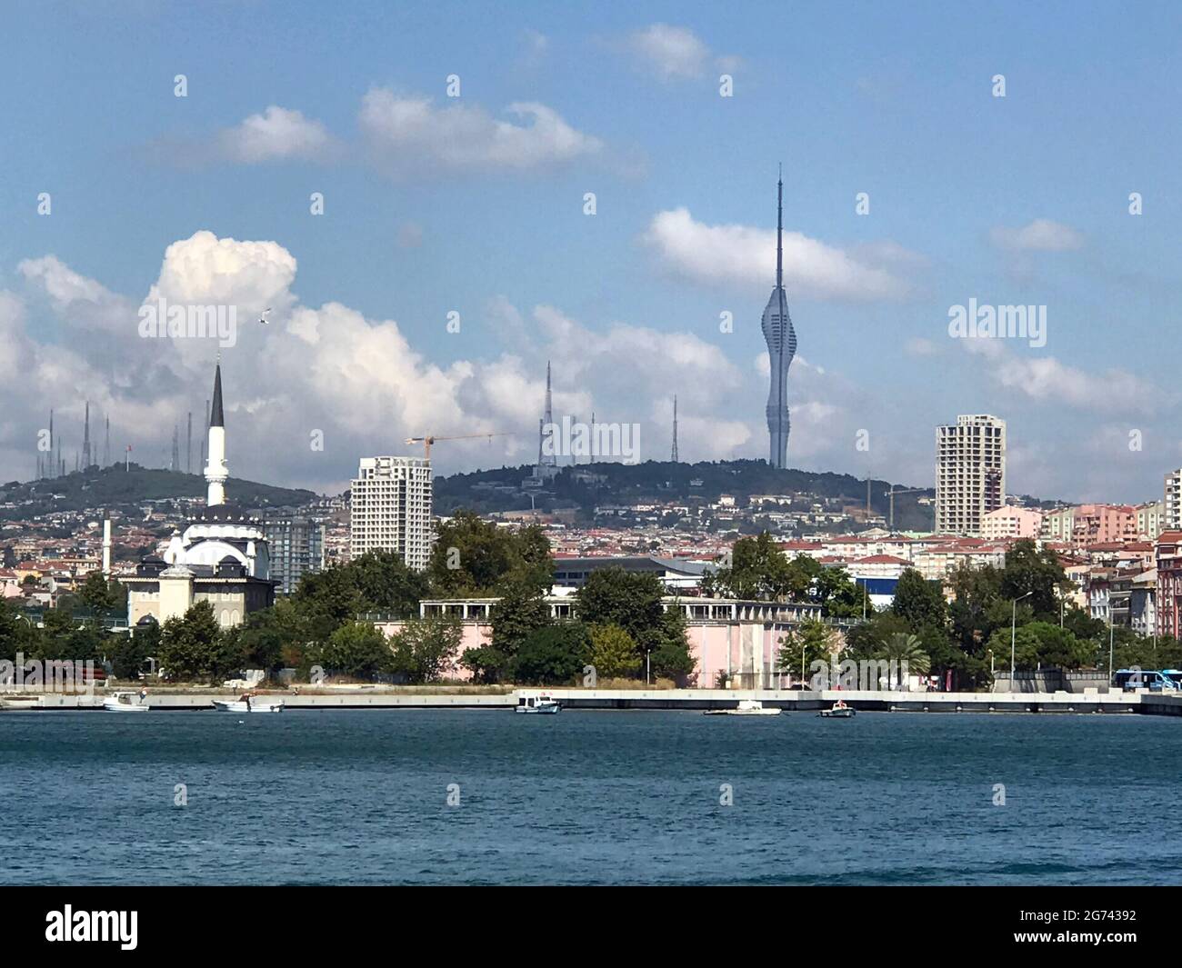 Vue sur la mer du Bosphore avec des collines et une grande tour de transmission à Istanbul, Turquie Banque D'Images