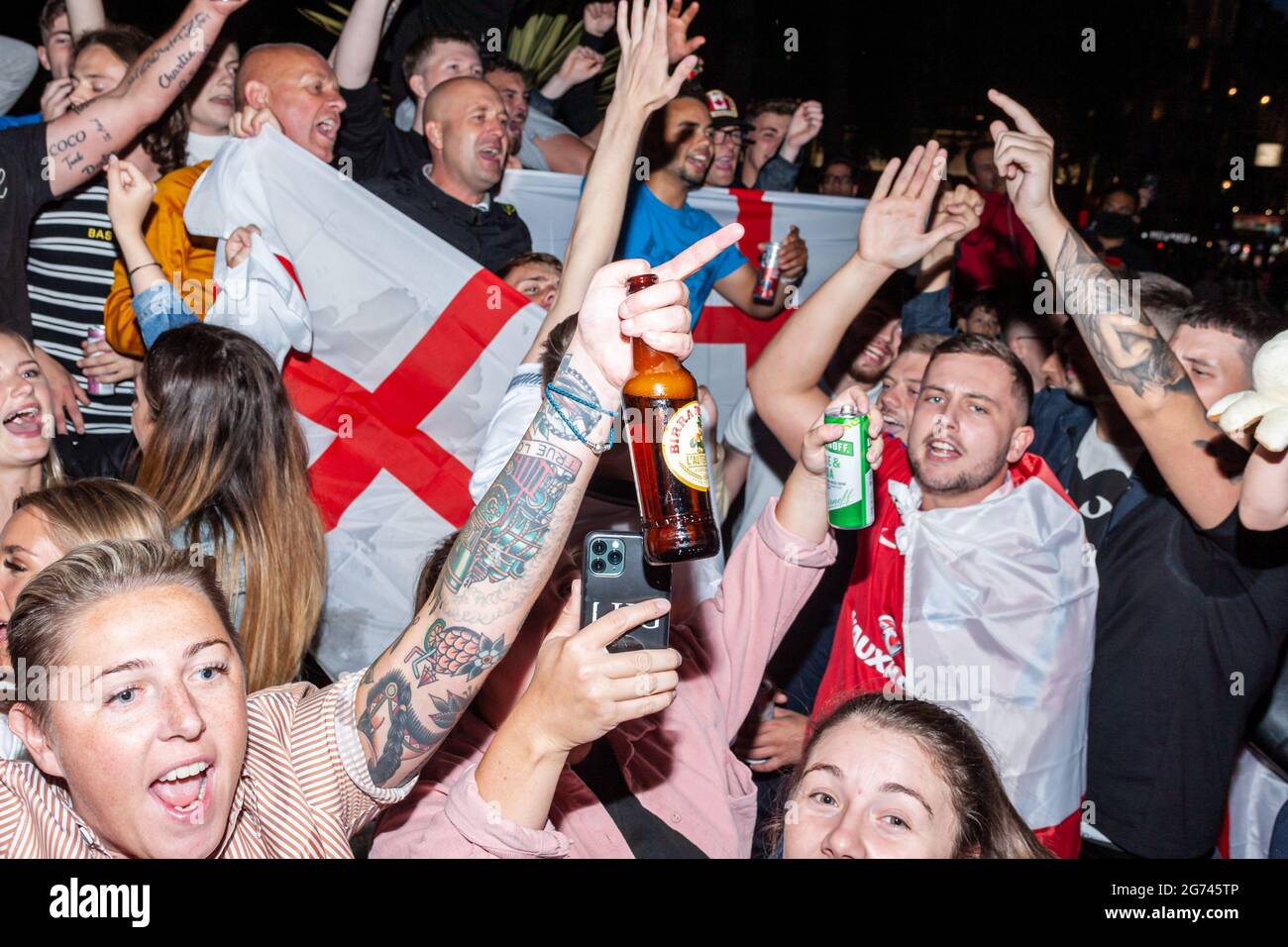 Londres, Royaume-Uni. 10 juillet 2021. Les fans de l'Angleterre chantent sur Leicester Square. L'anticipation pour les finales est en train d'être bâtie et prête à conduire à un point de rupture. Attitudes du public envers l'équipe d'Angleterre. Credit: Stefan Weil/Alay Live News Banque D'Images