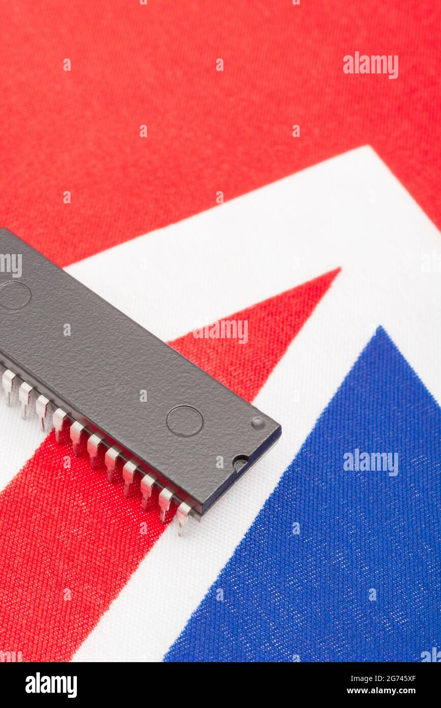 Plan rapproché du circuit intégré / puce EPROM sur le petit drapeau britannique Union Jack. Pour les pénuries de semi-conducteurs au Royaume-Uni, la dépendance des puces au Royaume-Uni, les start-ups au Royaume-Uni. Banque D'Images
