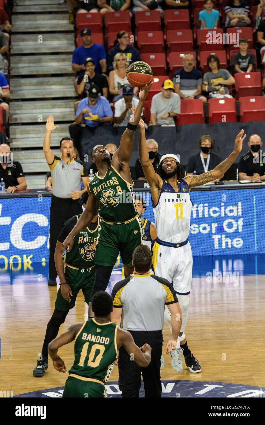 Edmonton, Canada. 08 juillet 2021. Marlon Johnson (11) d'Edmonton Stingers et (8) Travis Daniels sont vus en action pendant la Ligue canadienne élite de basket-ball 2021 entre Saskatchewan Rattlers et Edmonton Stingers au Edmonton Expo Centre. (Note finale; Saskatchewan Rattlers 75:82 Edmonton Stingers) (photo de Ron Palmer/SOPA Images/Sipa USA) crédit: SIPA USA/Alay Live News Banque D'Images