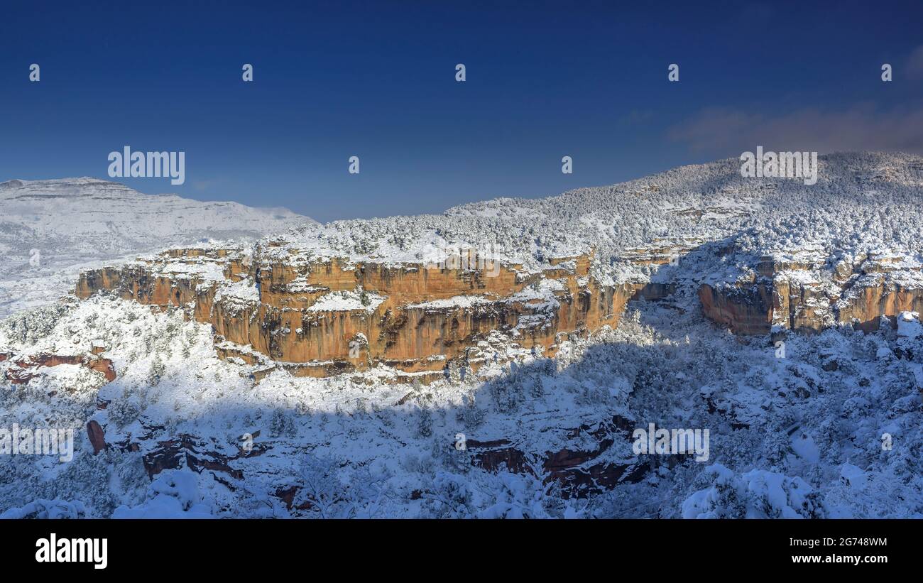 Falaises enneigées de Siuranella en hiver, vues depuis le village de Siurana. En arrière-plan, la montagne Montsant (Priorat, Tarragone, Catalogne, Espagne) Banque D'Images