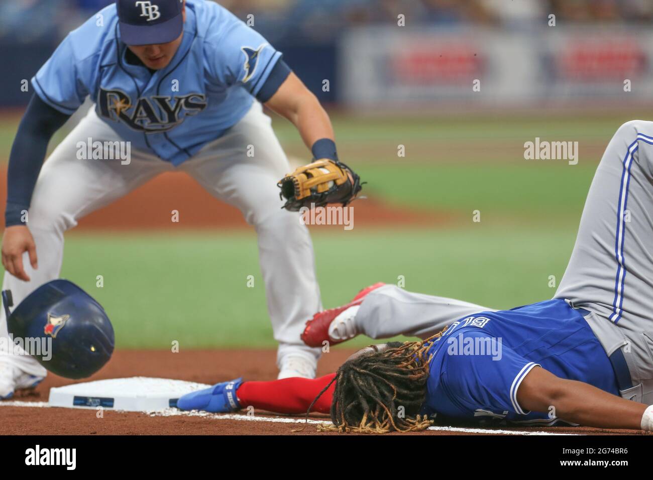 Saint-Pétersbourg, Floride. États-Unis; Toronto Blue Jays désigné hitter Vladimir Guerrero Jr. (27) tente de glisser à nouveau dans le premier, mais est étiqueté par Tampa Banque D'Images