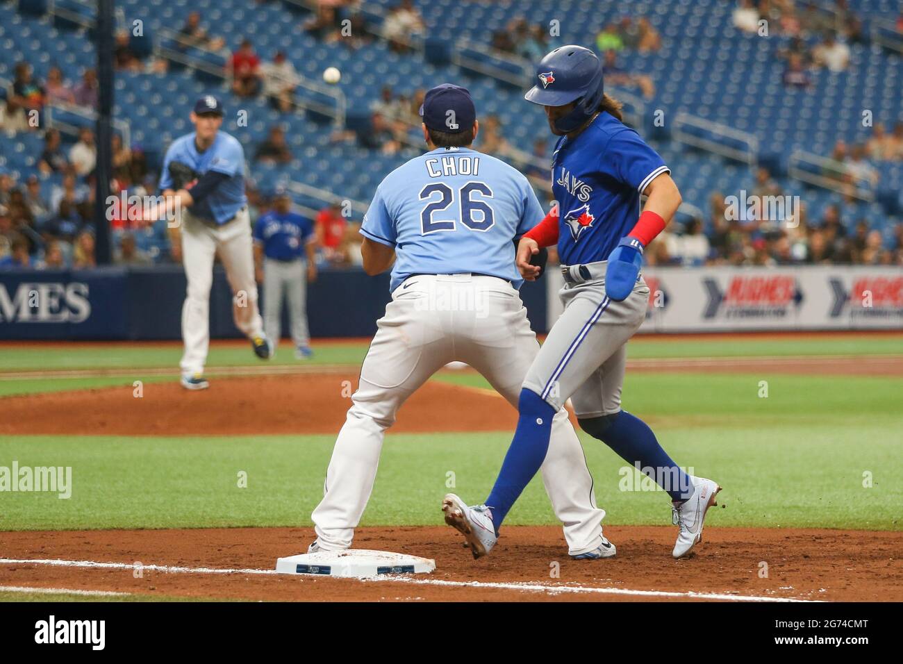 Saint-Pétersbourg, Floride. États-Unis; Tampa Bay raies commençant le pichet Ryan Yarbrough (48) jette au premier baseman Ji-Man Choi (26) pour garder les Blue Jays de Toronto courts Banque D'Images