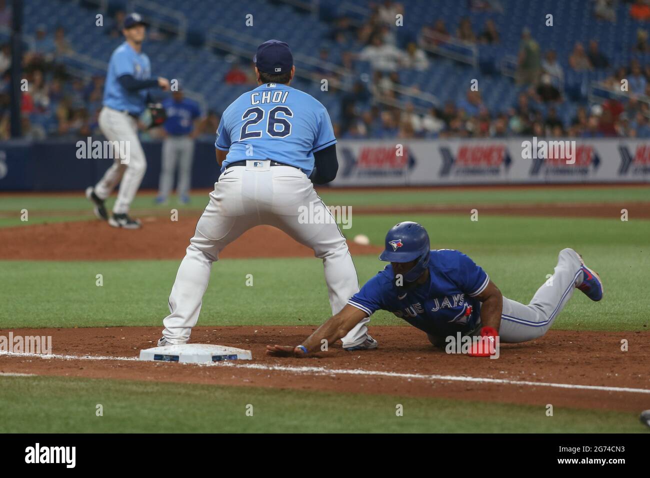 Saint-Pétersbourg, Floride. États-Unis; Tampa Bay raies commençant le pichet Ryan Yarbrough (48) jette au premier baseman Ji-Man Choi (26) pour garder les Blue Jays de Toronto à droite Banque D'Images