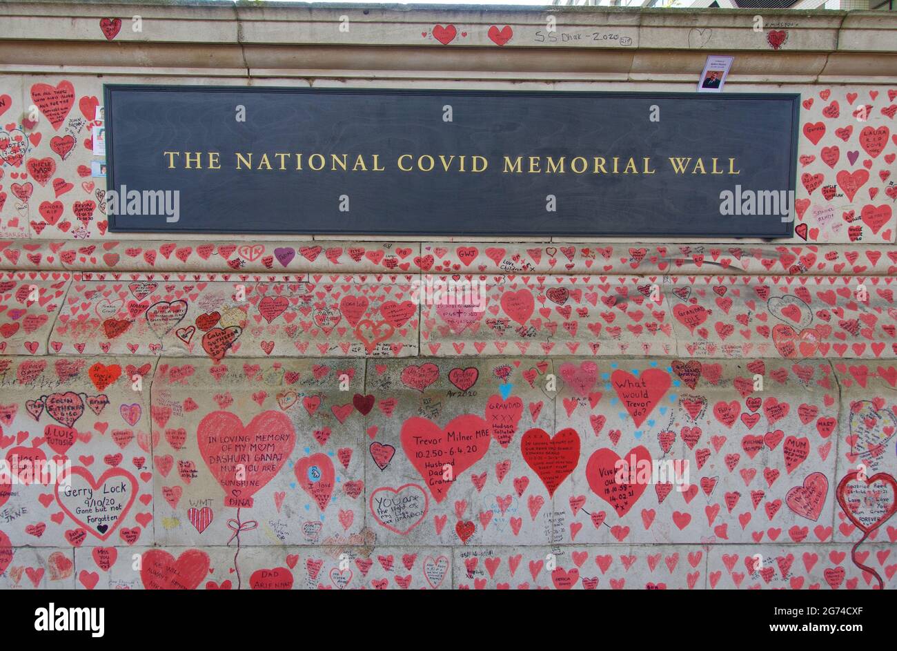 Londres, Angleterre, Royaume-Uni 24.06.2021_le mur commémoratif national du Covid à southbank, Lambeth en mémoire des victimes du Covid-19 Banque D'Images